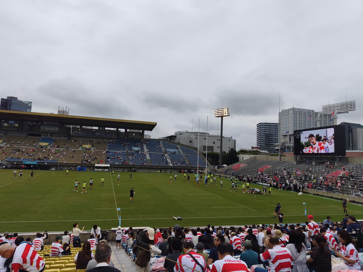 arayasu0118's tweet photo. #ラグビー日本代表　#アメリカ代表　#カナダ代表

秩父宮ラグビー場に到着〜🏉
めちゃくちゃ熱気があります😁

杏ちゃんが盛り上げてくれてます‼️
生の杏ちゃんは可愛いてすね〜。

２試合観戦する人、結構いるな〜😤

違う国同士の代表戦を観るのは初めてだからめちゃ楽しみ〜！
どっちも頑張れ〜。 https://t.co/7Cx2lu52GJ