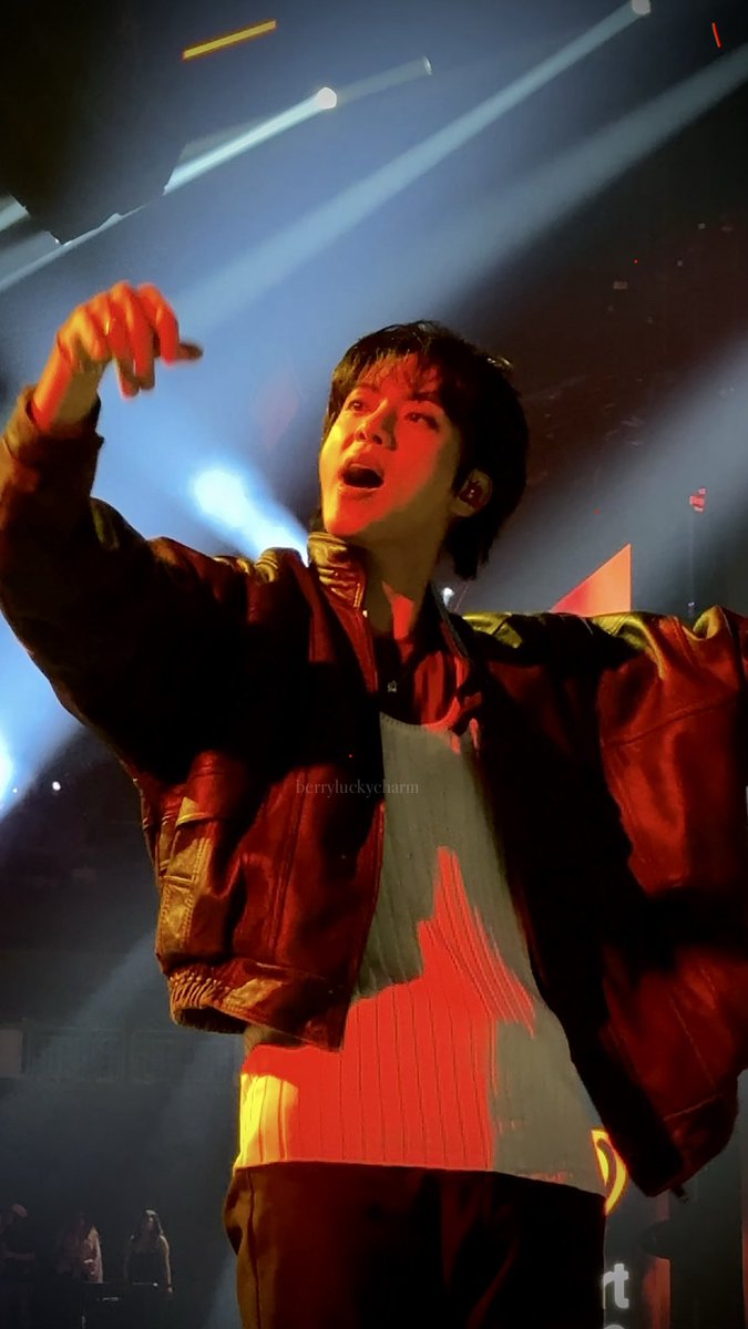 berryluckycharm's tweet photo. SEOKJIN WENT TO MY SIDE MULTIPLE TIMES AND I LOST IT BUT GRRRR HE'S SO BEAUTIFUL https://t.co/ucUBooeL4A