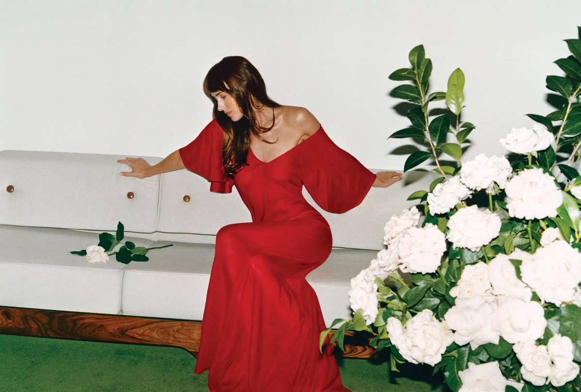 flixcenter's tweet photo. Dakota Johnson photographed by Larissa Hofmann for Vogue.😍📸 https://t.co/q1IvwieI5n