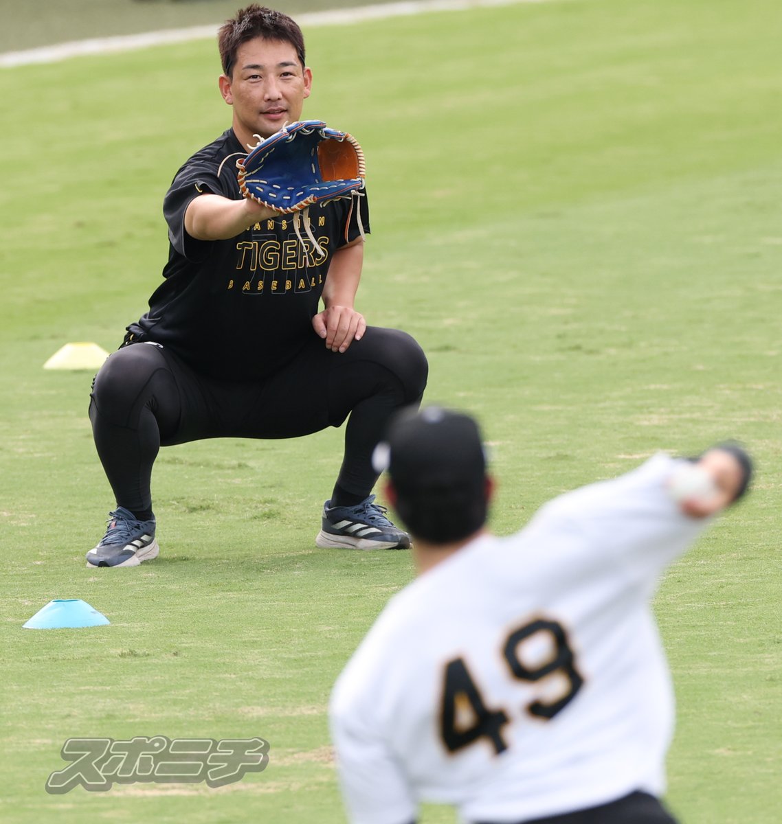 Sponichi_Tphoto's tweet photo. #工藤泰成 投手の剛球を受ける #岩崎優 投手 https://t.co/JxlOSlIqiW