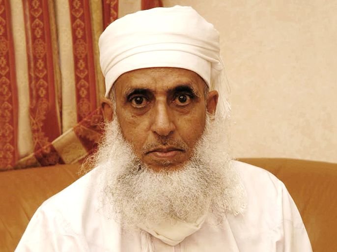 Lawmohyemen's tweet photo. وزارة الأوقاف والإرشاد .. ترد على أحمد الخليلي.

بيان صادر عن وزارة الأوقاف والإرشاد بشأن التصريحات الأخيرة الصادرة عن مفتي عام سلطنة عمان حول الوضع في اليمن وتداعيات انقلاب المليشيات الخـ.وثية 

تابعنا ببالغ الأسف والاستنكار التصريحات الصادرة عن مكتب الشيخ أحمد بن حمد الخليلي، المفتي العام لسلطنة عمان الشقيقة بتاريخ 30 ربيع الأول 1448هـ، وما تضمنه من توصيفات تجافي واقع المأساة التي يعيشها شعبنا اليمني، وتمنح غطاءً معنويًا لمليشيات باغية انقلبت_بدعم وتمويل إيراني_على الدولة الشرعية، وسحقت مقدرات البلاد، وعرَّضت مصالحه للقصف والتدمير والخراب.

وإزاء ذلك، نود تأكيد الحقائق التالية:
 ● تجاهل المفتي للسبب الأساسي للصراع _والمتمثل في الانقلاب المسلح لمليشيا الحوثي الإرهابية على مؤسسات الدولة منذ 2004 وصولًا إلى احتلال العاصمة صنعاء في 2014، والخروج على ولي الأمر_ يعد تشخيصًا غير دقيق؛ فالشعب اليمني يخوض معركة دفاع استعادة لدولته وهويته ضد فئة باغية ارتهنت كليًا للأجندة الخارجية من خلال تحويلها الأراضي اليمنية إلى منصات متقدمة لتصفية الحسابات الإيرانية في المنطقة. 

 ● يقف اليمنيون بكافة مكوناتهم الرسمية والشعبية مع الشعب الفلسطيني الشقيق ونضاله المشروع منذ عقود، ولا يحتاج شهادة من أحد بذلك، غير أن إسباغ المفتي صفات البطولة على جماعة إرهابية وتناسي جرائمها الجسيمة في حق شعبنا اليمني من تفجير دور القرآن والمساجد، وتشريد الملايين، والتسبب في مقتل وإصابة أكثر من خمسمائة ألف مواطن بين شهيـ.د وجريح، فضلا عن نهب مقدرات البلاد وإحداث أكبر مجاعة ومأساة إنسانية يعد تضليلًا للرأي العام وتجاوزًا للحقائق المثبتة.

●إطلاق المواقف الشرعية في دماء اليمنيين يتطلب التواصل مع علماء اليمن وهيئاته الشرعية المعتبرة للإحاطة بأبعاد القضية، إذ لا يستقيم تصوير هذه المليشيات كحامية للمقدسات في الوقت الذي لم تسلم منها بيوت الله ودور القرآن الكريم ولم تسلم منها مكة المكرمة.

وختامًا:
ندعو المفتي العام لسلطنة عمان إلى مراجعة هذا الموقف، والنظر بعين البصيرة الشرعية إلى أوضاع الشعب اليمني وما يكابده من بطش هذه الجماعة الإرهابية المدعومة إيرانيًا والانحياز للحق والعدل وصيانة دماء اليمنيين بدلاً من توفير الغطاء الشرعي لمن يعبث بأمن اليمن والمنطقة خدمة للمشروع الإيراني.

وزارة الأوقاف والإرشاد
العاصمة المؤقتة عدن