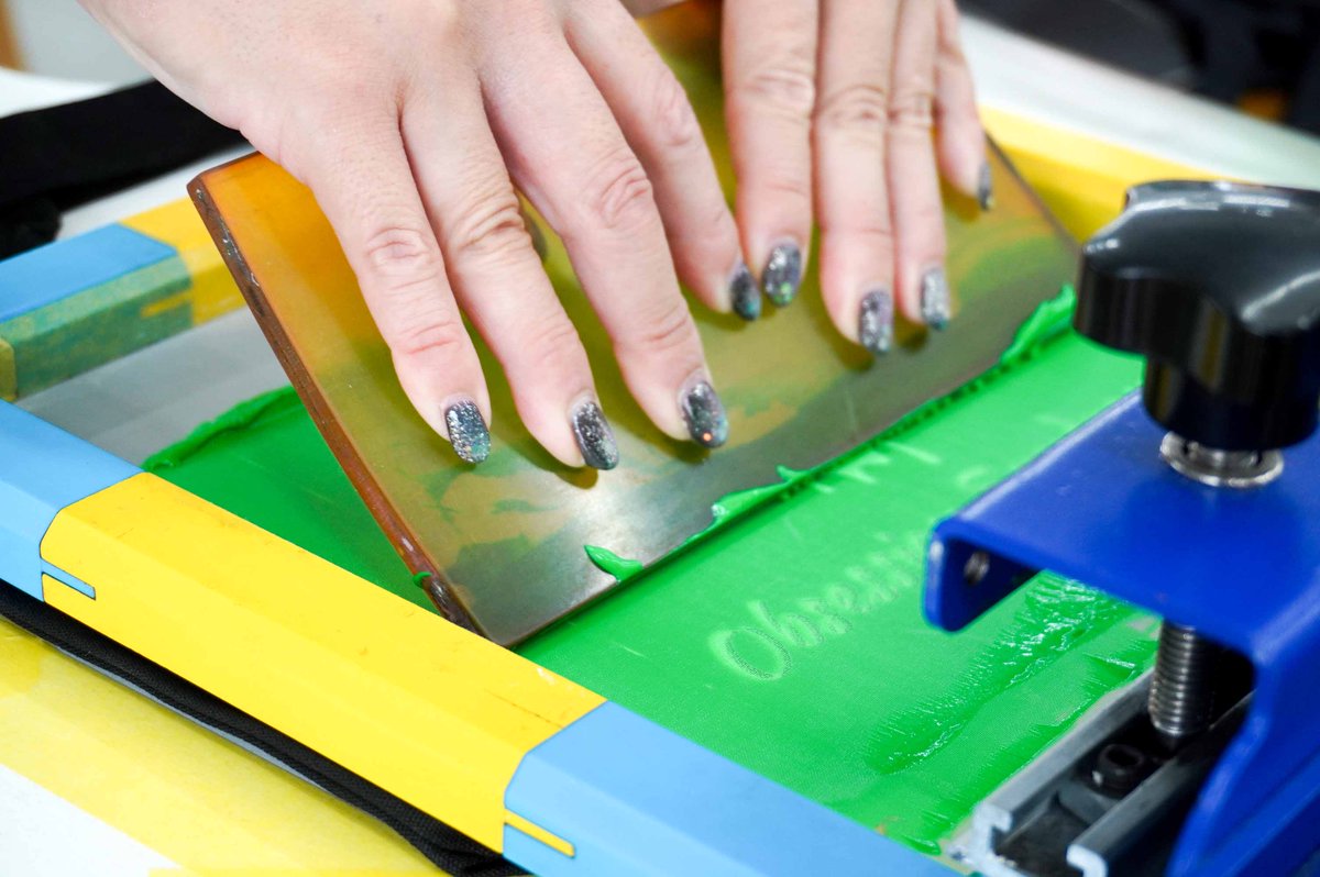 retro_JAM's tweet photo. 【#みんなのスリマッカ】
トートバッグに印刷🟢
濃色の素材に色が沈んで発色しにくいインクも
ホワイトインクを下地に印刷すると綺麗に発色します✨
今回は黒のトートバッグにネオングリーンで!
位置合わせが重要な作業ですが、作品へのこだわりが感じられる仕上がりになっていますね👍
#surimacca #スリマッカ #シルクスクリーン #screenprint #screenprinting #illustration