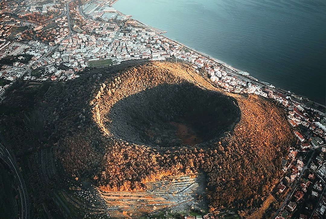 irene_makarenko's tweet photo. Sept 20, 2026
Climate Awareness🆘
⚠️IS A GIANT AWAKENING NEAR #NAPLES?
〰️cracking & shifting of the upper crust
〰️magma rising from a depth of 8km
〰️gases accumulation at a depth of 2km
〰️sharp increase in the number of earthquakes
〰️record-breaking M4.7 on 31/07, M4.4 on 21/05 https://t.co/7G5DADSxIs