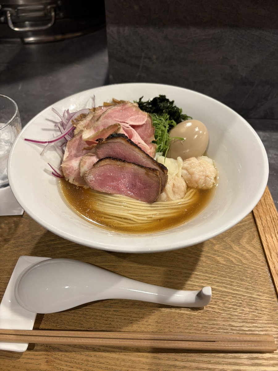 erotalk's tweet photo. 本日のラーメン(72杯目)
夏季限定の冷やし第4弾
夏アジ煮干の冷やし塩+海老ワンタン
旨い💯💯💯
この夏冷やしシリーズ7杯目!
今年はこれで冷やしは打ち止め☔️
また来年もあればサイコー!
御馳走様でした
RAMEN MATSUI
#RAMEN_MATSUI
#新宿御苑
#四谷 https://t.co/NmhA07gYyA