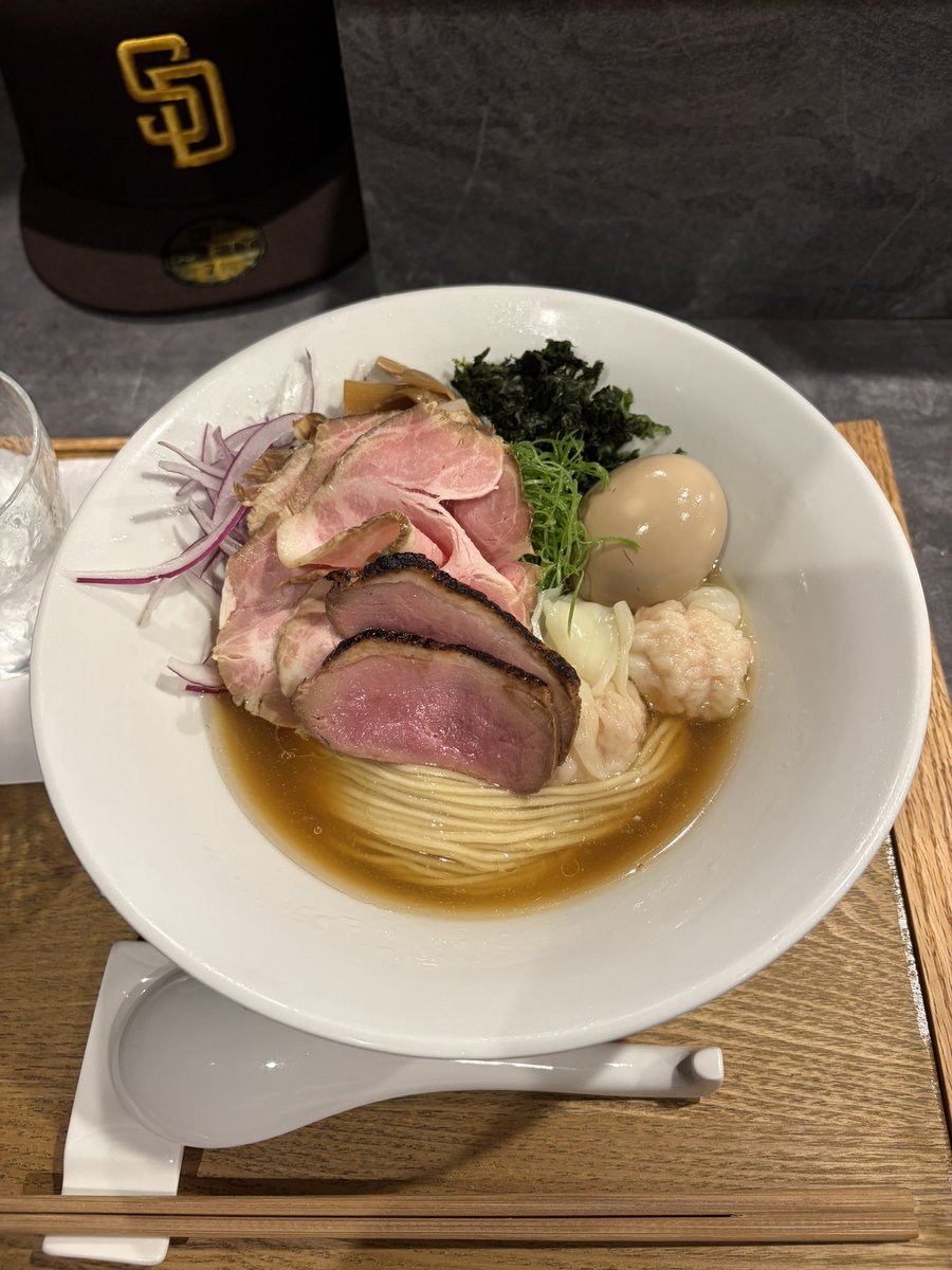 erotalk's tweet photo. 本日のラーメン(72杯目)
夏季限定の冷やし第4弾
夏アジ煮干の冷やし塩+海老ワンタン
旨い💯💯💯
この夏冷やしシリーズ7杯目!
今年はこれで冷やしは打ち止め☔️
また来年もあればサイコー!
御馳走様でした
RAMEN MATSUI
#RAMEN_MATSUI
#新宿御苑
#四谷 https://t.co/NmhA07gYyA