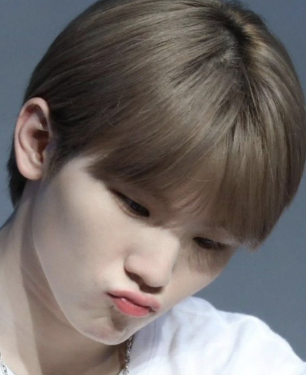 my0_ming's tweet photo. 집중할 때 나오는 입술 https://t.co/gHD8NjLz05