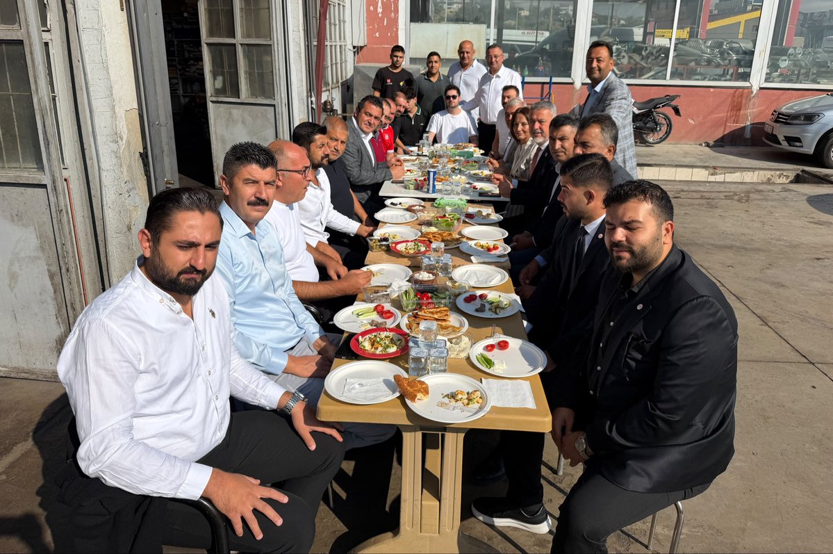 ulasskarasu's tweet photo. Güne 4 Eylül Sanayi Sitesi’nde gönlü güzel esnafımızın sıcak sofrasında başladık.

Çay eşliğinde sohbet ettik, dertleri dinledik, umutları paylaştık.

Misafirperverlikleri için esnafımıza teşekkür ediyoruz.

Birlikte konuşacak, birlikte çalışacak, birlikte başaracağız.
#Sivas https://t.co/mW3i6LExmw