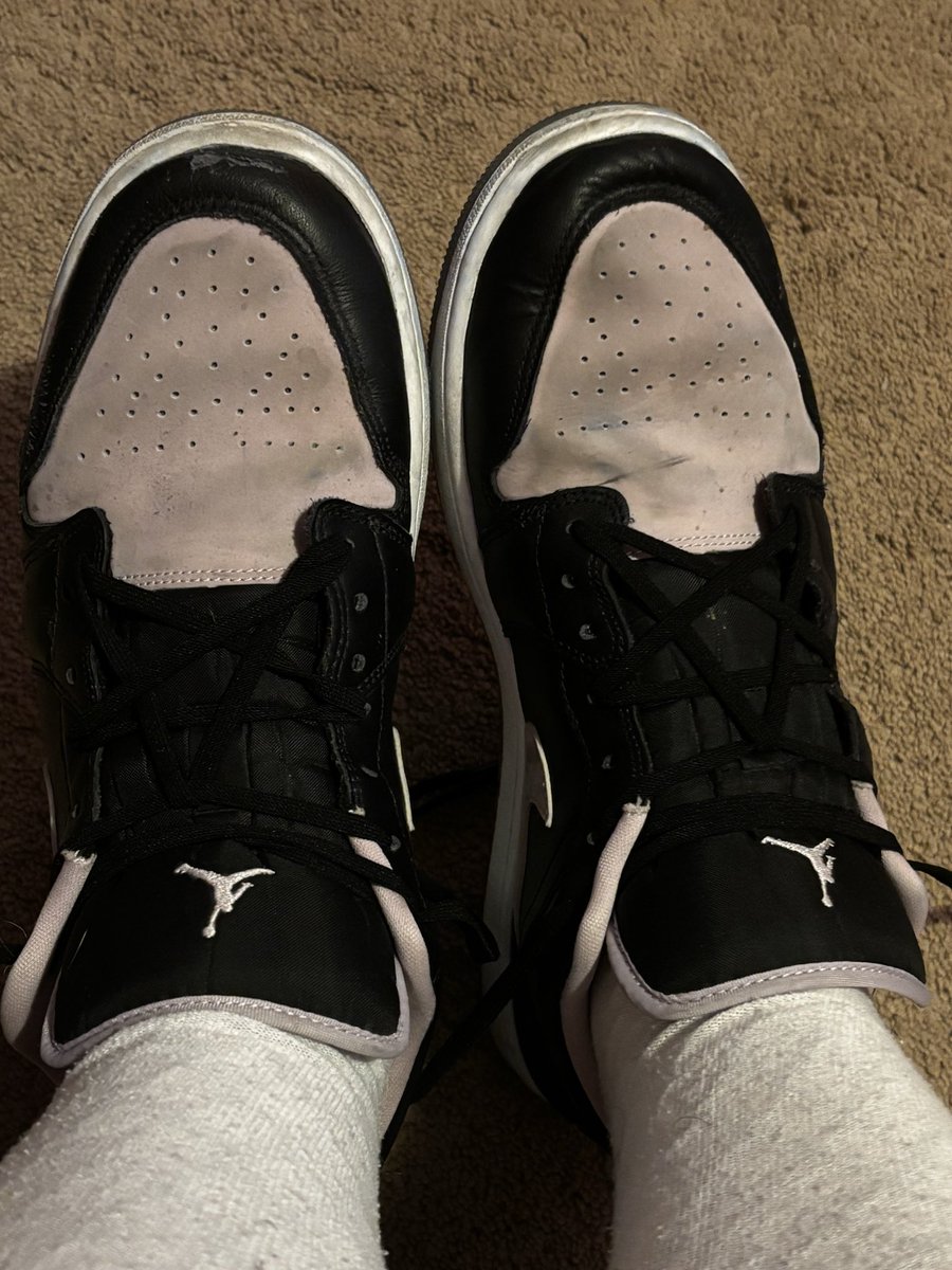 WittyFinnym's tweet photo. Yippeeee! Am happy I did silly little star laces, cleaned my setup and room, and dressed up cuz why not :3 https://t.co/vJhLibMwJ1
