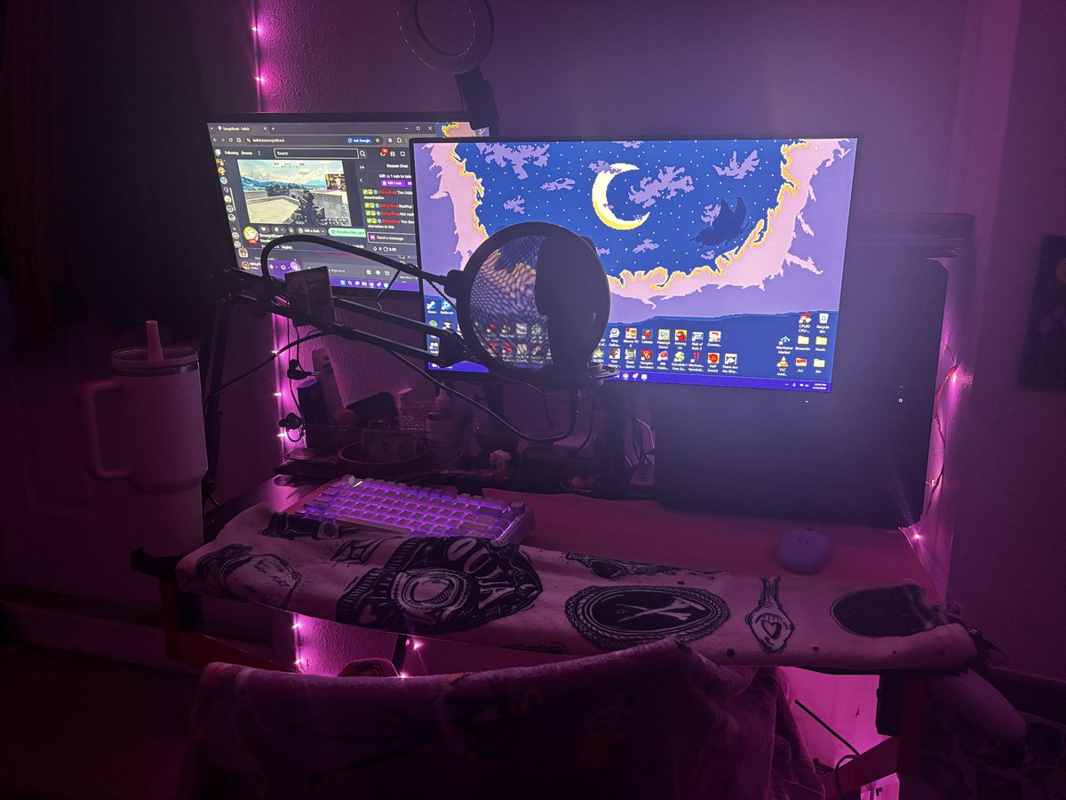 WittyFinnym's tweet photo. Yippeeee! Am happy I did silly little star laces, cleaned my setup and room, and dressed up cuz why not :3 https://t.co/vJhLibMwJ1