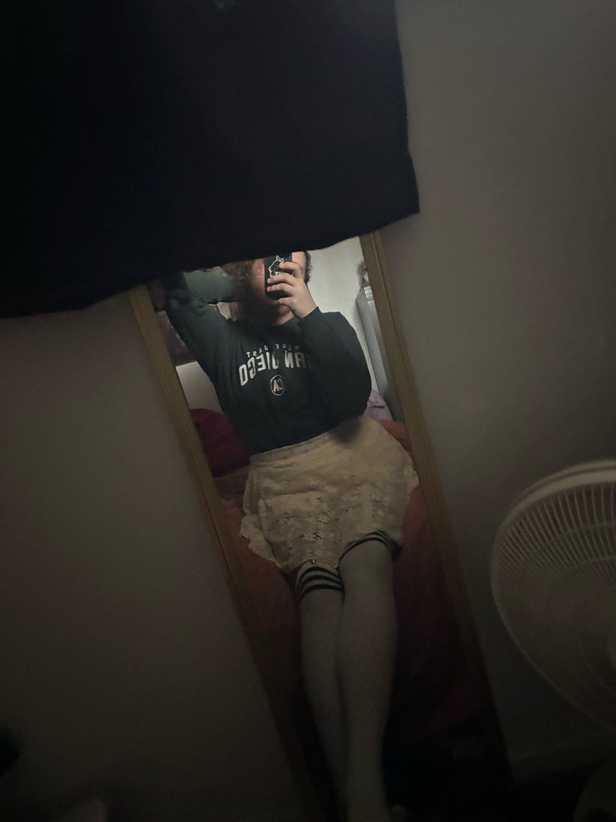 WittyFinnym's tweet photo. Yippeeee! Am happy I did silly little star laces, cleaned my setup and room, and dressed up cuz why not :3 https://t.co/vJhLibMwJ1