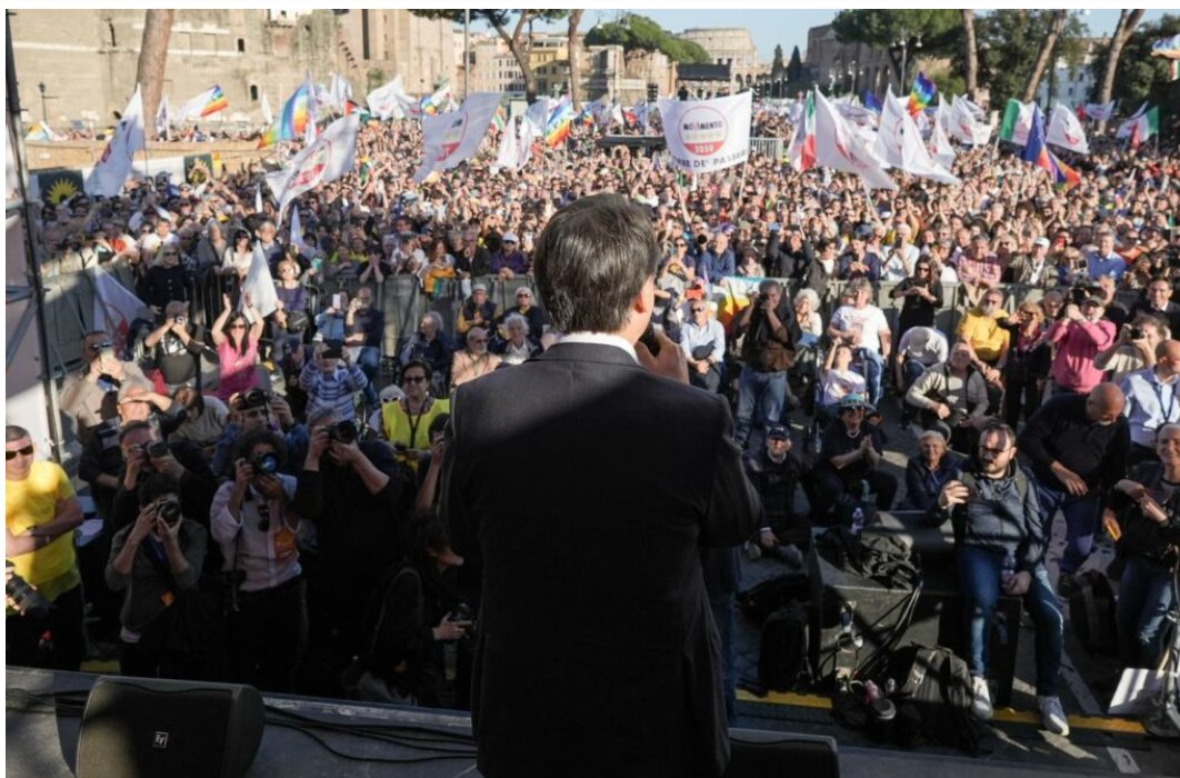 BMbriana's tweet photo. il 5 aprile '25 il #m5s organizzò a Roma un corteo contro il riarmo, per la pace e la palestina a cui parteciparono 100mila persone e il pd mandò due delegati.
un mese prima, in concomitanza con l'approvazione del Rearm europe di 800 miliardi, su idea di Serra, c'era stata una> https://t.co/QYRDuKAATJ