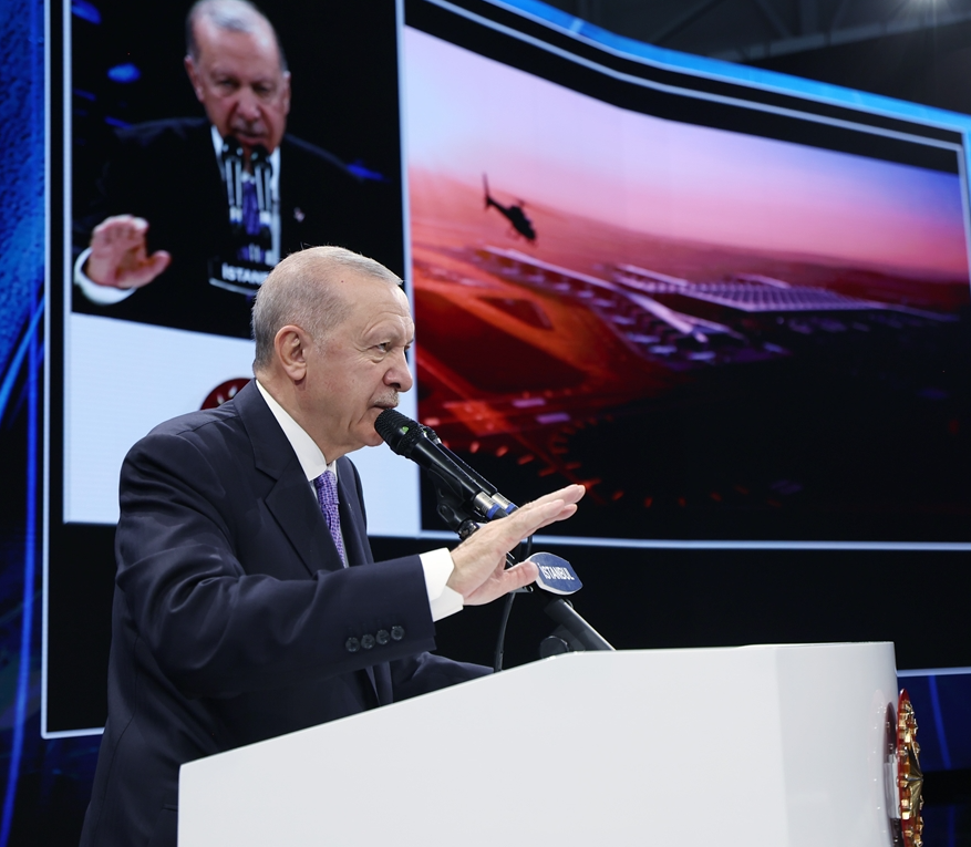gundemedairhs's tweet photo. Ahmet Hakan:

Pek değil hiç sevmem “Ben demiştim” demeyi. Ama bu sefer diyeceğim.

Yeni Parti’nin isim sorununa Cumhurbaşkanı Erdoğan’ın mutlaka değineceğini yazmıştım.

Ertesi gün. Bingo! Değindi Erdoğan.

İstanbul Havalimanı’nın dördüncü pistinin açılışında “Biz bu hizmeti yaparken onlar da isim tartışması yapıyorlar” dedi.

Ben şunu bilir şunu söylerim: İsim sorunu çıkarmayacak bir parti ismi bulmalıydılar.
