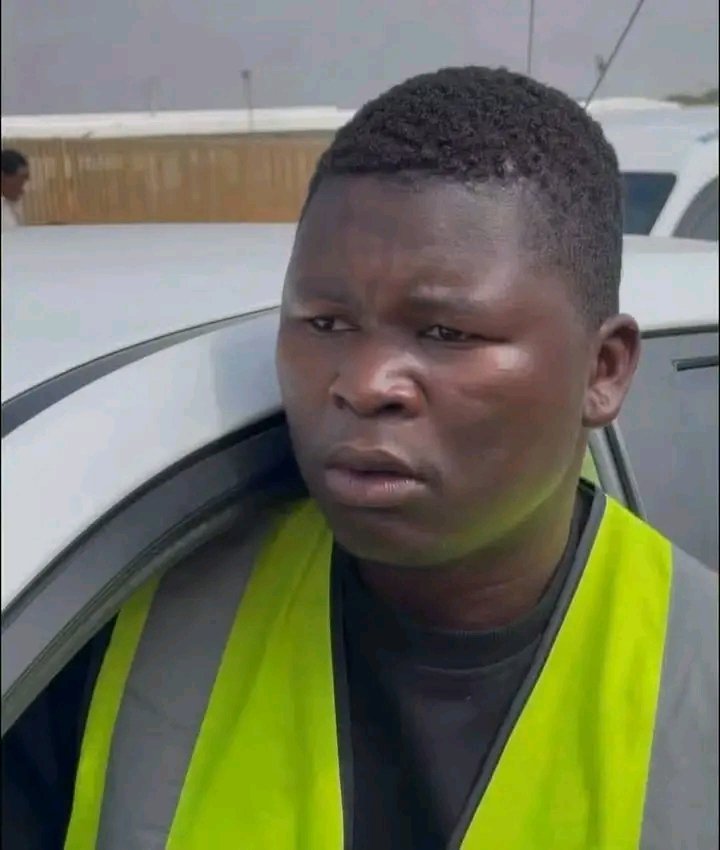 LeeNdoee's tweet photo. He is Working in Durban eShisanyama. He he the one who braii Meet there. Those R10 we add for braii goes to Him. https://t.co/y5tXDQBznn