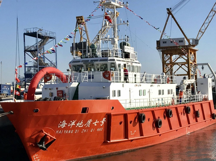 hoshusokuhou's tweet photo. 【悲報】尖閣・久場島沖の日本EEZに中国調査船2隻が侵入、ワイヤを海中にぶち込む
↓
海保「事前の同意のない海洋調査は認められない」と警告
↓
中国船、EEZ外へササッと離脱（いつもの逃げ切り）
↓
■ワイヤで何をしていた？
専門家いわく、
・資源探査用の海底地質調査
・潜水艦用の水温・海流測定
のデータ蓄積の可能性。
↓
■なんで拿捕しないのか？
単に「EEZだから」ってだけでなく、相手が中国の「公船（政府の船）」だから。

国連海洋法条約上、無許可の海洋調査はルール違反だけど、日本ができるのは主に「中止要求」まで。

さらに国際法には「主権免除」という特権があり、公船や軍艦は他国のEEZでルール違反をしていても、拿捕・逮捕すると今度は日本側が国際法違反になってしまう。

※過去にEEZ内で中国の「民間漁船」を拿捕した前例はあるけど、あれは明確に漁業取締り（経済的権利の侵害）だったから。
↓
■考察
中国は「公船だから絶対に捕まらない」のを全部分かってて、警告されたら一回引いて、また隙を見て戻ってくる「グレーゾーン戦術」を狙ってやってる。

国際法を守る側がどうしても後手に回りやすい構造になっている。

出典データ：第11管区海上保安本部
法的根拠：国連海洋法条約第95条・第96条。EEZでは第58条2項（UNCLOS）
