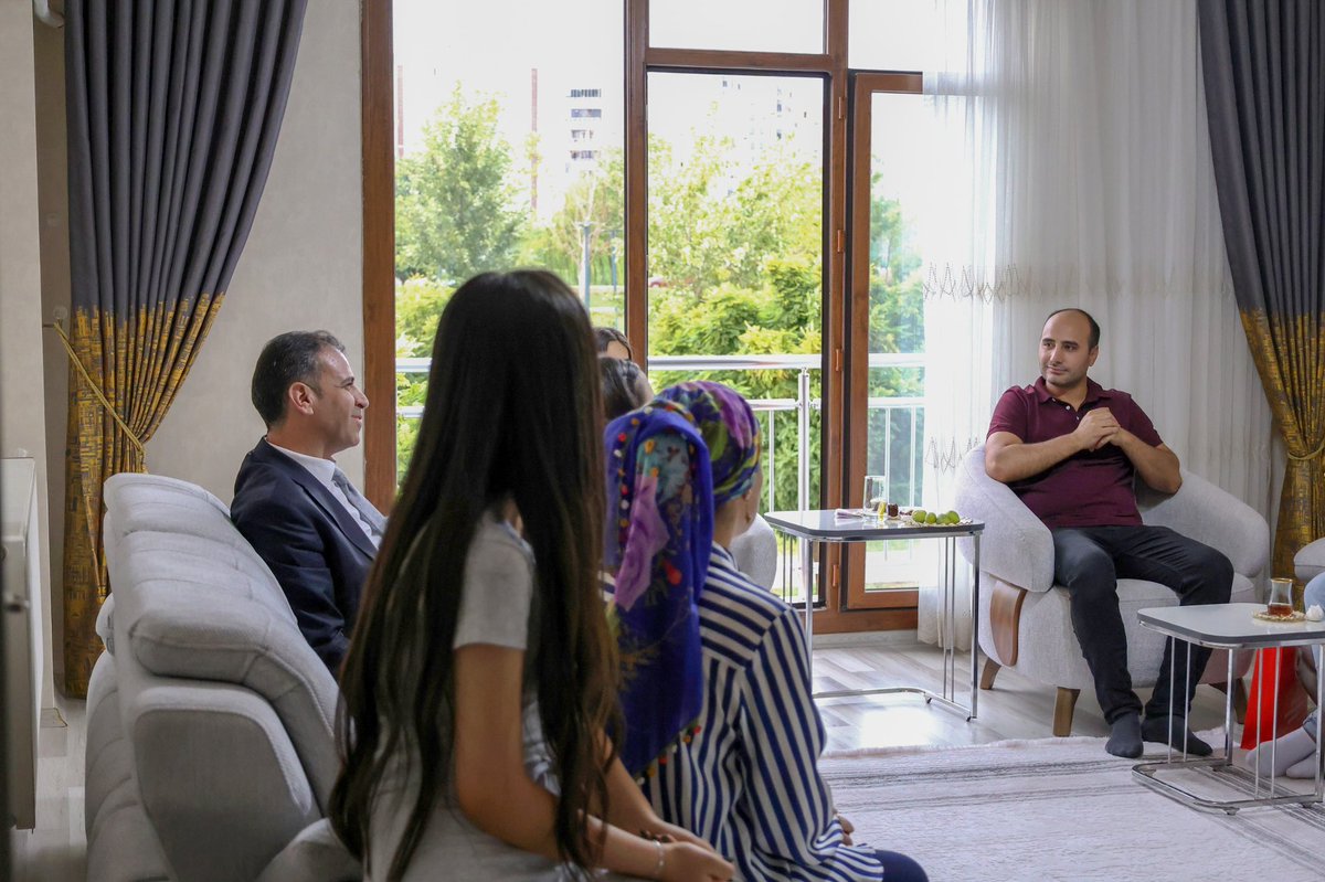 diyarbakirashim's tweet photo. 📍 Koruyucu Aile Hane Ziyareti

İl Müdürümüz Sayın Ali Sait ÇEÇEN, koruyucu aile yanında yetişen ve bu yıl Tıp Fakültesi’ni kazanan çocuğumuzu hanesinde ziyaret etti.

Gerçekleştirilen ziyarette, çocuğumuzun eğitim hayatındaki başarısı ve elde ettiği önemli başarı dolayısıyla kendisine hediye takdim edildi.

Koruyucu ailelerimizin sevgi ve güven ortamında çocuklarımızın hayallerine uzanan yolculuklarına eşlik etmekten mutluluk duyuyor, başarılı öğrencimizi tebrik ederek üniversite hayatında başarılar diliyoruz. 🌸🎓

@tcailesosyal 
@dbakirvalilik 
@vali_zorluoglu 
@ASHB_COCUK 
@AliSaitCecen