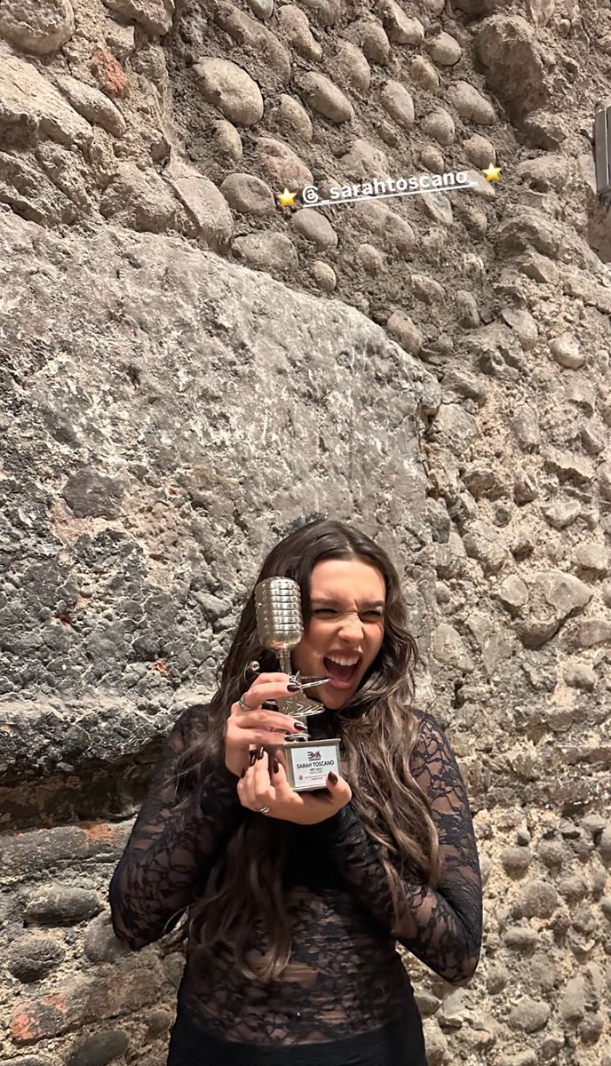 SarahTnews's tweet photo. Sarah con il premio dei BYD MUSIC AWARDS ❤️ https://t.co/O6pImVNZpx