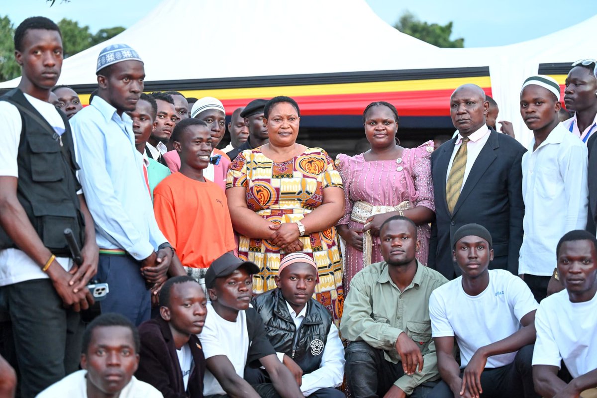 millybabalanda's tweet photo. Yesterday, I had the honour to officiate at the fundraising ceremony of the DAFAT & NIMO Youth Development Group and Catering Services in Buwenge Town Council, Jinja District.

This was a notorious group of youths who had been used by some political actors in Jinja to perpetrate all kinds of violence, which culminated in the tragic death of two people during the shooting incident in Buwenge in the course of the LC1 elections.

When H.E. the President @KagutaMuseveni delegated me to convey his sympathies to the bereaved families, I established the root cause of the problem. I subsequently engaged some of these youths and counselled them to reform and embrace a more constructive path.

I was pleased to note that they came up with a community-driven development initiative focused on offering services to the people of Jinja and earn a living. This is the spirit of innovation and self-reliance that our nation needs.

In my remarks, I conveyed warm greetings from H.E. President Yoweri Kaguta Museveni, the First Lady and Minister of Education and Sports, Maama Janet Kataaha Museveni, the Secretary to the Office of the President, Hajji Yunus Kakande, and the entire staff of the Office of the President.

I commended the leadership of Jinja District for prioritizing youth empowerment. The youths are not only the leaders of tomorrow, but also partners in development today.

I thanked the members of DAFT & NIMO for heeding H.E. President Yoweri Kaguta Museveni’s call for hard work as a pathway out of household poverty. By establishing an initiative that seeks to transform their own lives, they have demonstrated patriotism and responsibility, and I thank them for supporting the NRM Government’s transformation agenda.

I also applauded the security team of Jinja District for restoring sanity in Buwenge Town Council through mindset-change meetings aimed at curbing criminality. 

I urged the district leadership to maintain a cordial working relationship with the security agencies and to put behind the differences that emerged during the general elections, in the interest of unity and development.

I urged the youth who did not have the opportunity to attain formal education to embrace vocational and practical skills that can transform their livelihoods. Wealth creation and formal education are not the same; what matters is productivity and discipline.

In line with Government’s efforts to eradicate poverty, I encouraged the youths to take advantage of wealth-creation programs including the Youth Livelihood Program, Emyooga, the Parish Development Model (PDM), and the 4-Acre Model.

I called upon the youth of Buwenge to desist from drug and substance abuse, noting that responsible citizenship and national service require sobriety, discipline, and focus.

I also urged women to work hard and not merely wait for support from men. When women become economically empowered, we are able to transform our families, our communities, and the national economy at large.

I further appealed to parents to stop sending children to work in sugarcane plantations at the expense of their education. Every child deserves the opportunity to learn and to build a better future.

As a gesture of support to their development initiative, I contributed 5 million shillings to the DAFAT & NIMO Youth Development Group and Catering Services.

For God and My Country.