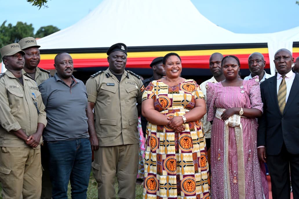 millybabalanda's tweet photo. Yesterday, I had the honour to officiate at the fundraising ceremony of the DAFAT & NIMO Youth Development Group and Catering Services in Buwenge Town Council, Jinja District.

This was a notorious group of youths who had been used by some political actors in Jinja to perpetrate all kinds of violence, which culminated in the tragic death of two people during the shooting incident in Buwenge in the course of the LC1 elections.

When H.E. the President @KagutaMuseveni delegated me to convey his sympathies to the bereaved families, I established the root cause of the problem. I subsequently engaged some of these youths and counselled them to reform and embrace a more constructive path.

I was pleased to note that they came up with a community-driven development initiative focused on offering services to the people of Jinja and earn a living. This is the spirit of innovation and self-reliance that our nation needs.

In my remarks, I conveyed warm greetings from H.E. President Yoweri Kaguta Museveni, the First Lady and Minister of Education and Sports, Maama Janet Kataaha Museveni, the Secretary to the Office of the President, Hajji Yunus Kakande, and the entire staff of the Office of the President.

I commended the leadership of Jinja District for prioritizing youth empowerment. The youths are not only the leaders of tomorrow, but also partners in development today.

I thanked the members of DAFT & NIMO for heeding H.E. President Yoweri Kaguta Museveni’s call for hard work as a pathway out of household poverty. By establishing an initiative that seeks to transform their own lives, they have demonstrated patriotism and responsibility, and I thank them for supporting the NRM Government’s transformation agenda.

I also applauded the security team of Jinja District for restoring sanity in Buwenge Town Council through mindset-change meetings aimed at curbing criminality. 

I urged the district leadership to maintain a cordial working relationship with the security agencies and to put behind the differences that emerged during the general elections, in the interest of unity and development.

I urged the youth who did not have the opportunity to attain formal education to embrace vocational and practical skills that can transform their livelihoods. Wealth creation and formal education are not the same; what matters is productivity and discipline.

In line with Government’s efforts to eradicate poverty, I encouraged the youths to take advantage of wealth-creation programs including the Youth Livelihood Program, Emyooga, the Parish Development Model (PDM), and the 4-Acre Model.

I called upon the youth of Buwenge to desist from drug and substance abuse, noting that responsible citizenship and national service require sobriety, discipline, and focus.

I also urged women to work hard and not merely wait for support from men. When women become economically empowered, we are able to transform our families, our communities, and the national economy at large.

I further appealed to parents to stop sending children to work in sugarcane plantations at the expense of their education. Every child deserves the opportunity to learn and to build a better future.

As a gesture of support to their development initiative, I contributed 5 million shillings to the DAFAT & NIMO Youth Development Group and Catering Services.

For God and My Country.