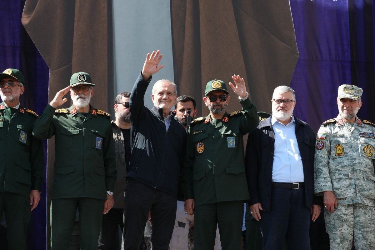 swlmaz8's tweet photo. در #رزمایش_313هزار_جانفدای_ایران همه بودند؛
و پیامی واضح و روشن به دشمنان ایران فرستادند.
ما در مقابل دشمن قسم خورده مردم ایران، یکپارچه و متحد ایستاده‌ایم و برای دفاع از خاک وطن تا پای جان می‌مانیم. https://t.co/iO9IlhnMgf