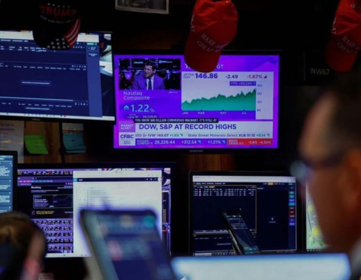cosmosno1's tweet photo. 🛋️ Weekend Markets Update — 19 ก.ย. 2026

🇺🇸 Wall Street ปิดสัปดาห์ทรงตัว แต่ Nasdaq ยังแข็ง 🟢
ศุกร์ Nasdaq +0.39%, S&P +0.17%, Dow -0.18%
ทั้งสัปดาห์ Nasdaq +0.7% ขณะที่ S&P -0.1%, Dow -1.7%

แล้วไงต่อ: Fed ขึ้นดอกเบี้ย แต่ Tech ยัง outperform — ภาพยังไม่ขี้เหร่

📈 US10Y กลับมาชน 5% 🔴🔴🔴
10Y ปิด ~4.998%, 30Y 5.33%

แล้วไงต่อ: ถ้า 10Y ยืน >5% หุ้น Growth/AI จะกลับมาเจอ valuation pressure

🛢️ Oil หลุด $100 🟢🟢🟢
Brent ~$98.5, WTI ~$95.3 หลัง Saudi supply risk คลาย

นี่อาจเป็นข่าวดีที่สุดของตลาดตอนนี้เลย จริงๆ

₿ BTC >$80K 🟢🟢
BTC ~$81.1K, ETH +7.7%

น่าสนใจตรงที่ Crypto breakout ทั้งที่ US10Y ≈5% ถ้ายืน $80K ได้ momentum ยังแข็ง

🥇 Gold ~$4,420 🟢
Yield 5% แต่ทองยังยืนได้ ถ้า Oil ลงแล้วลาก Yield ลงตาม setup จะยิ่งดีขึ้น

🇻🇳 Vietnam — FTSE Upgrade Weekend 🔥

VN-Index ปิด 1,815.7 -0.4% แต่ทั้งสัปดาห์ +1.1%
ต่างชาติ Net Buy ~VND1.2–1.3tn และ Volume HOSE +45%

ใน 27 หุ้น FTSE All-Cap มี 21 ตัวถูกต่างชาติซื้อสุทธิ — footprint ของ rebalance ค่อนข้างชัด

🇻🇳 จันทร์ 21 ก.ย. = Effective Day

ผมจับ 3 อย่าง:
• 1,800 ต้องไม่หลุด
• Foreign flow ต้องไม่พลิกขายแรง
• FTSE basket ต้องไม่ sell-the-news พร้อมกัน

ถ้าผ่าน → รอบ FTSE ยังไปต่อได้
ถ้าหลุด 1,800 + Foreign Net Sell → warning ชัด

Weekend Dashboard
🇻🇳 Vietnam 🟢🟡 | 🇺🇸 Nasdaq 🟢 | 🛢️ Oil 🟢🟢🟢 | ₿ BTC 🟢🟢 | 🥇 Gold 🟢 | 📈 US10Y 🔴🔴🔴

ภาพใหญ่: Oil <$100 ดีขึ้นมาก แต่ US10Y ≈5% ยังขี้เหร่

สัปดาห์หน้าดูว่า 2 แรงนี้ใครจะชนะ