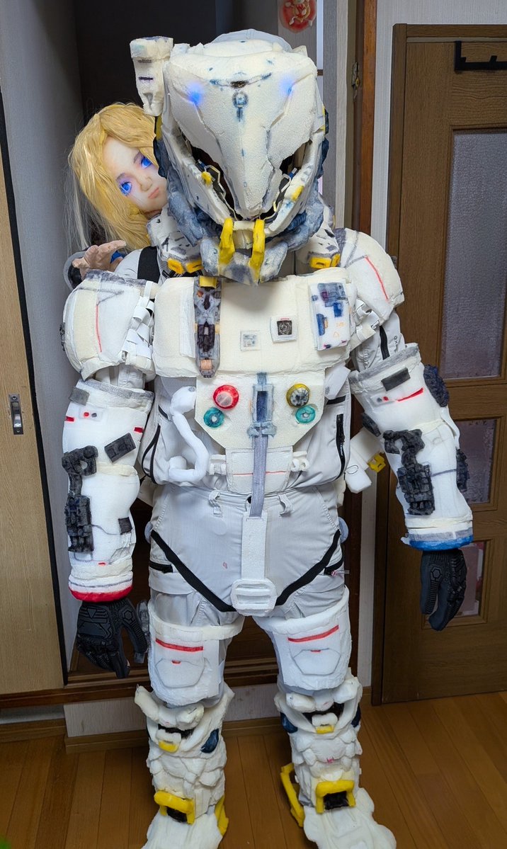 ezwild's tweet photo. ＃TGS2026　21日が中止になってしまった！
＃プラグマタ　
＃PRAGMATA 
＃Diana
＃コスプレ
＃スポンジ工作
背負う仕組みもめどが立ち、着る練習とパッキングを終えたところなので、残念です。 https://t.co/CqYSA4J66X