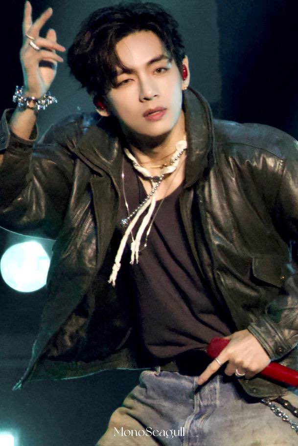 AlinaVante's tweet photo. A stunning performance. Taehyung is irresistible—it’s hard to tear your eyes away from him. 
ICONIC SHOWSTOPPER V #VxiHeartRadioMusicFestival #TaehyungxiHeartFestival2026 https://t.co/QnFX4th6og