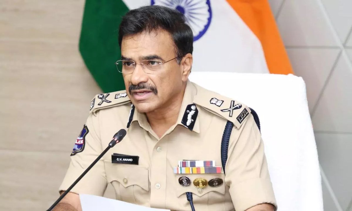 TeluguScribe's tweet photo. ఆ హోమ్ గార్డ్ రైల్వే పోలీస్ ఫోర్స్‌లో డిప్యూటేషన్‌పై పని చేస్తున్నాడు

హఫీజ్‌పేట్ రైల్వే స్టేషన్ వద్ద మహిళపై దాడి జరిగిన ఘటనపై వివరణ ఇచ్చిన డీజీపీ సీవీ ఆనంద్

హోమ్ గార్డ్ రైల్వే పోలీస్ ఫోర్స్‌లో డిప్యూటేషన్‌పై పని చేస్తున్నాడు

అతనిని సర్వీస్ నుంచి తొలగించడంతో పాటు, క్రిమినల్ కేసు నమోదు చేసి చర్యలు తీసుకుంటాము

తక్షణమే చర్యలు తీసుకోవాలని సైబరాబాద్ పోలీస్ కమిషనర్‌ను ఆదేశించానని వివరణ ఇచ్చిన డీజీపీ సీవీ ఆనంద్