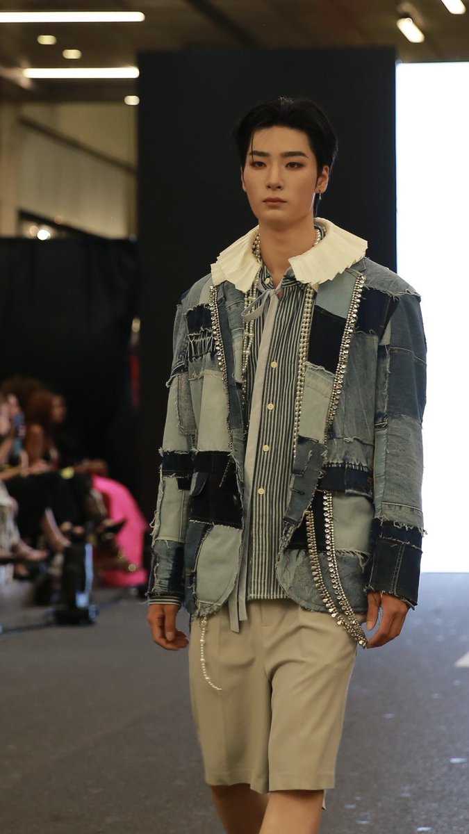 Big_O_cean's tweet photo. Big Ocean × Andy Yu Collection
On the runway at Philly Fashion Week

JISEOK 

#BigOcean #JISEOK 
#AndyYu #BigOceanXAndyYu 
#PhillyFashionWeek #PFW https://t.co/o7llXKFLVN