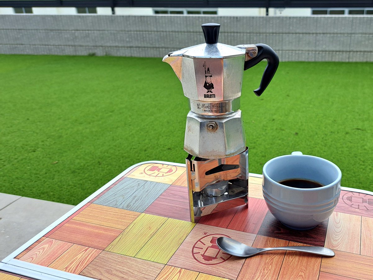 Su_9TWS's tweet photo. 庭で #エスプレッソ を淹れる☕

と言うと聞こえはいいけど
家の中で火を使えないので仕方なく…

それでも「仕方なく」を精一杯 満喫🙂

#コーヒー #ホタル族 https://t.co/iwP92KOnSW