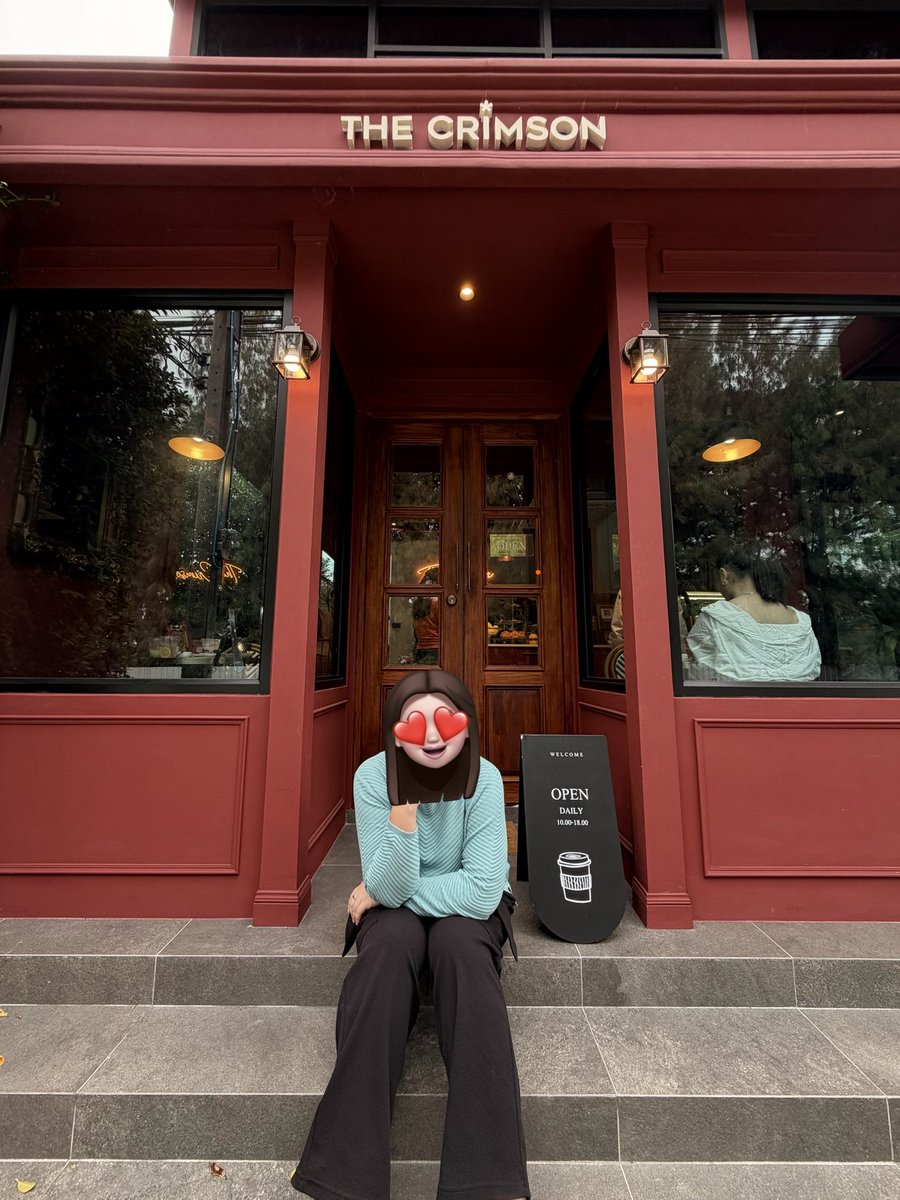 Kaijeawkyoho's tweet photo. ปัจจุบันพี่เค้ามีร้านคาเฟ่เป็นของตัวเอง ตกแต่งเอง ร้านสวยมากๆ สีโดดเด่น เป็นแดงที่สวยแบบพรีเมี่ยม ขนมอร่อย ทางนี้ชอบพายเห็ด พายเนื้อ เครื่องดื่มอร่อย ที่สำคัญเมนูโปรด กรีกโยเกิร์ตอร่อยมาก 

#TheCrimSonbkk
#TheCrimsonสัมมากร https://t.co/0nUyx5XBcb