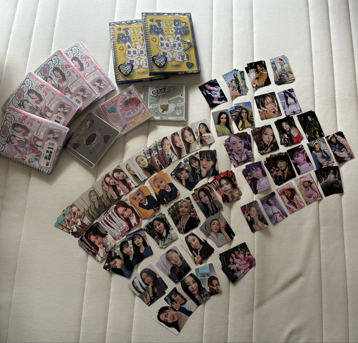 KIWIBYULIE's tweet photo. hey aussie moomoos!

i’ll be handing out free official mamamoo photocards and albums (moonbyul solo &amp; moonsun unit) at the #mamamoo #4ward concert in melbourne tuesday 22nd of september!

i’ve got lots of album pcs as well as special pobs so if you see me at the venue come say hi https://t.co/d0aixCw84W