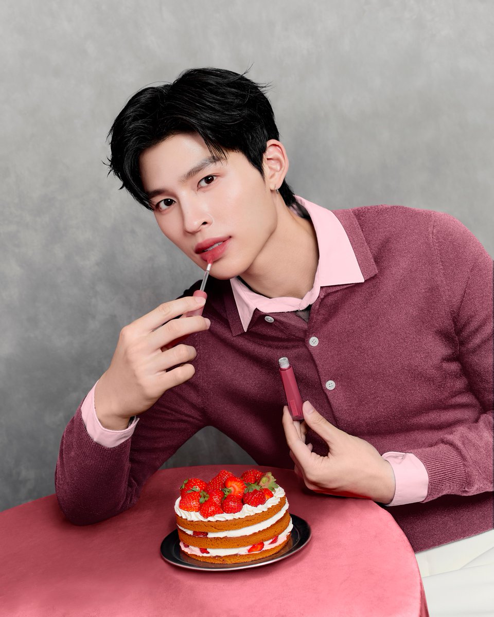 3ceth_official's tweet photo. ปังอ้วมมาในลุคชมพูหวานละมุนขนาดนี้ พี่ 3CE เดรสไปเลยค่ะ 🫨🍓

ปอนด์ @ppnaravit naravit ในเฉดใหม่ COOL AFFAIR จาก #VELVETLIPTINTPLUSH ในคอลเลกชัน Velvet Strawberry Shortcake 🍰💋 ชมพูสตรอว์เบอร์รีก่ำๆ ที่ช่วยเติมมู้ดให้ริมฝีปากดูนุ่ม ฟุ้ง และมีเสน่ห์แบบพอดี ทาแล้วเข้าใจเลยว่าทำไมถึงเป็น Pond’s Pick 👀

พบกับ COOL AFFAIR และอีก 2 เฉดสีใหม่จาก Velvet Lip Tint Plush ใน Strawberry Shortcake Limited Collection วางขายพร้อมกันแล้ววันนี้ ที่ 3CE Online Official Stores ทุกช่องทาง ทั้ง Shopee, Lazada และ TikTok Shop 🛍️

ตามมาช้อป Pond’s Pick เฉดใหม่ล่าสุดได้ที่ https://t.co/jkGoblNjij   

#VELVETSTRAWBERRY 
#PONDx3CE #3CETH #ppnaravit