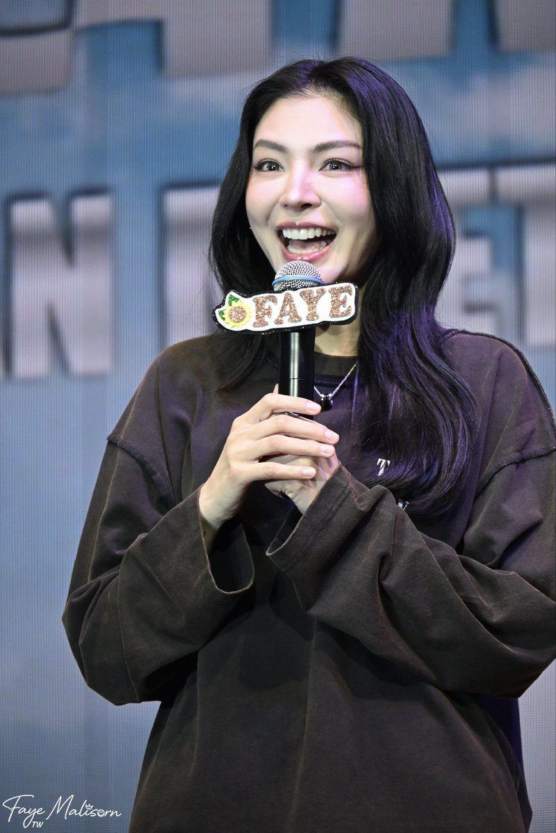 FayeMalisorn_TW's tweet photo. P’Faye said her birthday party is 90s-themed, and it’s so her! Fans will get to know her even more after the party. She’ll be “P’Faye” that day, saying, “P’Faye is back!” 🌻🔥

FAYEATOM KAOHSIUNG FANMEET
#FayeAtomFMinKaohsiung https://t.co/JtXReyiUzh