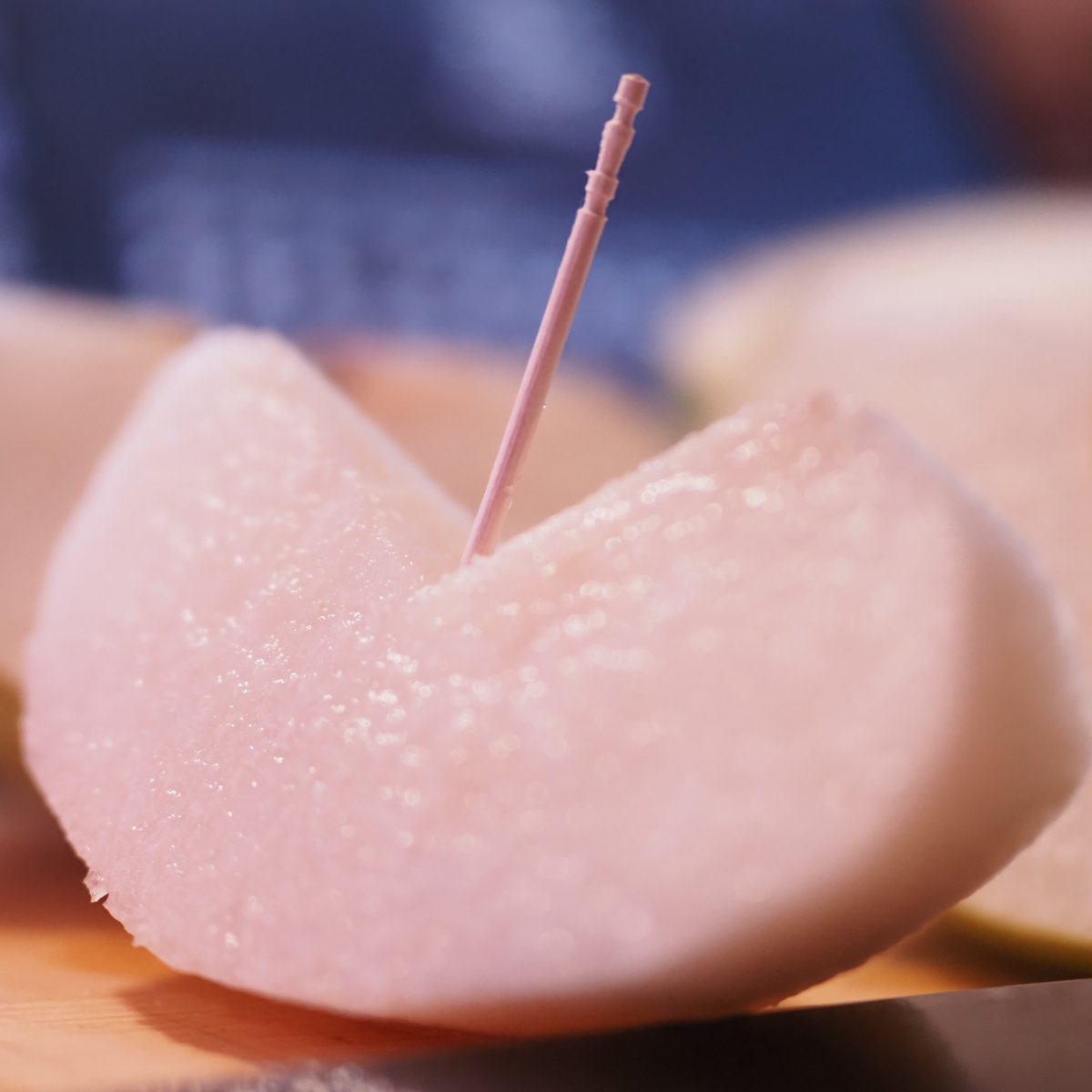 usagi_network's tweet photo. 「かおり」梨
すごく大きい（１つ1kgくらいありそう）和梨で、やや独特な上品な梨のよい香りがします。
そして最強クラスに堅いシャキシャキ食感に甘さとジューシーさもたっぷり。

間違いなく私の知る限り「さいきょう」の和梨の1つです。見て、食べて、幸せになれます。

船橋の大長園さんよりお取り寄せしました。
https://t.co/mMUzva7FOn