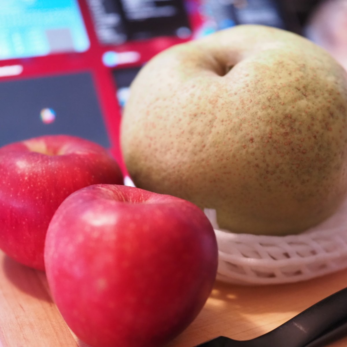 usagi_network's tweet photo. 「かおり」梨
すごく大きい（１つ1kgくらいありそう）和梨で、やや独特な上品な梨のよい香りがします。
そして最強クラスに堅いシャキシャキ食感に甘さとジューシーさもたっぷり。

間違いなく私の知る限り「さいきょう」の和梨の1つです。見て、食べて、幸せになれます。

船橋の大長園さんよりお取り寄せしました。
https://t.co/mMUzva7FOn