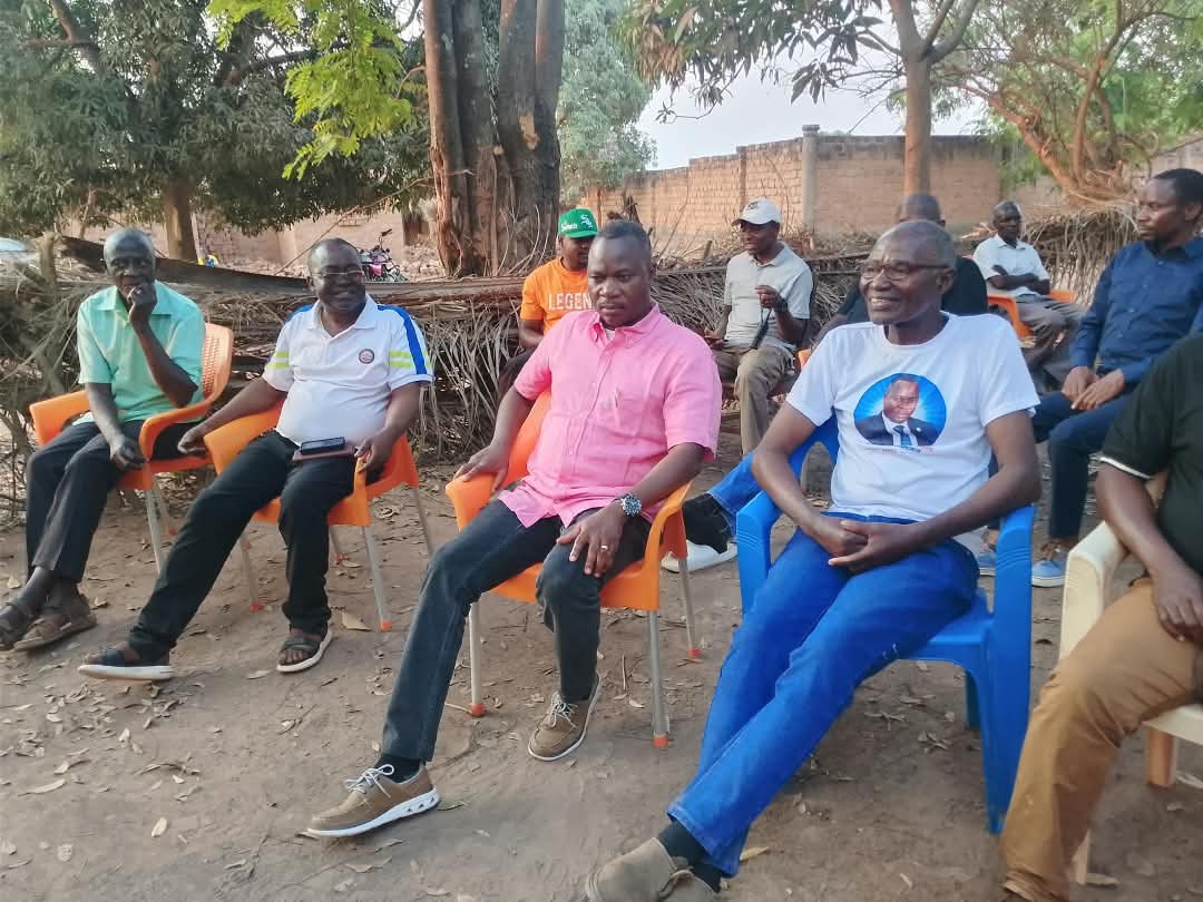 AntenneKatanga's tweet photo. โซ๏ธ#PAGE NOIRE: ร #Kilwa Mulenga, le dรฉputรฉ national รฉlu de Pweto, lโhonorable Augustin Katumba Mulumbwe, sโest rendu ce vendredi 18 septembre 2026 auprรจs dโune famille en deuil, afin de lui tรฉmoigner sa compassion ร la suite du dรฉcรจs de #Kasobela #Mwanto #Shebele, prรฉsident de lโassociation TUTANFYE NSALA NALUKASU.
Le bรขtisseur silencieux de #pweto a partagรฉ un moment de recueillement avec les proches du dรฉfunt et leur a prรฉsentรฉ ses condolรฉances, en cette pรฉriode douloureuse.
Dans cet รฉlan de solidaritรฉ, lโรฉlu de #Pweto a รฉgalement apportรฉ une contribution ร la famille รฉprouvรฉe, afin de lโaccompagner dans lโorganisation des obsรจques et de permettre lโinhumation du dรฉfunt dans de bonnes conditions.
ร travers ce geste, le digne fils du territoire de #Pweto lโhonorable Augustin Katumba Mulumbwe rรฉaffirme sa proximitรฉ avec les familles et les diffรฉrentes communautรฉs de sa circonscription.
@honkatumba AKM ABESU