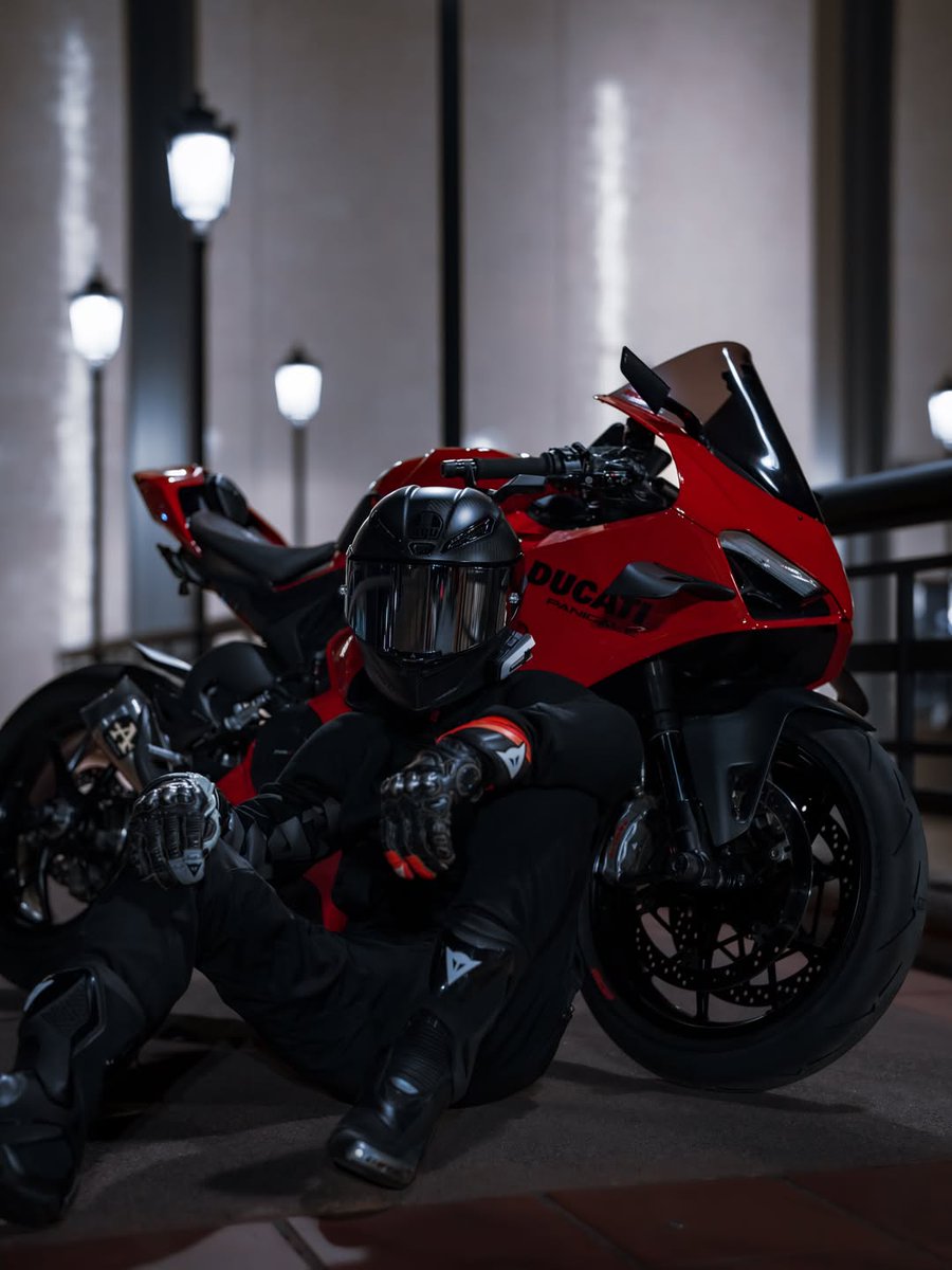 JonelleFresf's tweet photo. Something about a classic red Panigale. https://t.co/5O2MsuOdIn