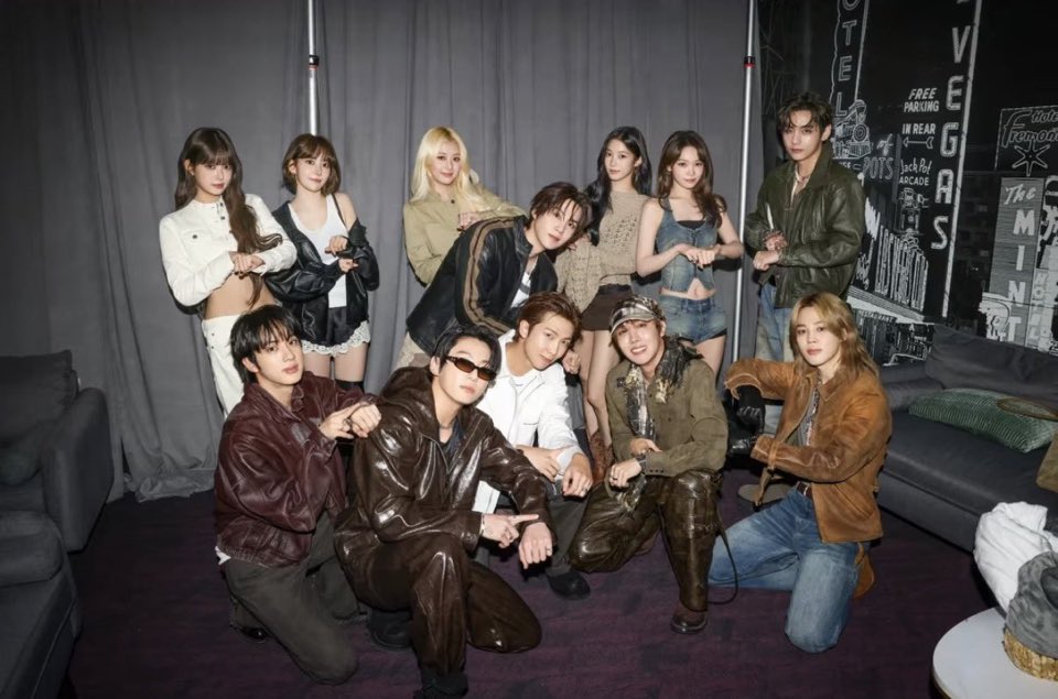 thVante_Jkv's tweet photo. รูปนี้น่ารักมากมันดูเป็นการใส่ใจเล็กๆนะที่บังทันนั่งลงแล้วในน้องๆฟิมมี่ยืนอ่ะ  ถึงจะดังขนาดไหนแต่อะไรแบบนี้บังทันมีมาตั้งแต่เดจริงๆ แล้วเขาไนซ์กับน้องๆมาก  โคตรสุภาพบุรุษให้เลย 💜 https://t.co/xPSqZaPHik