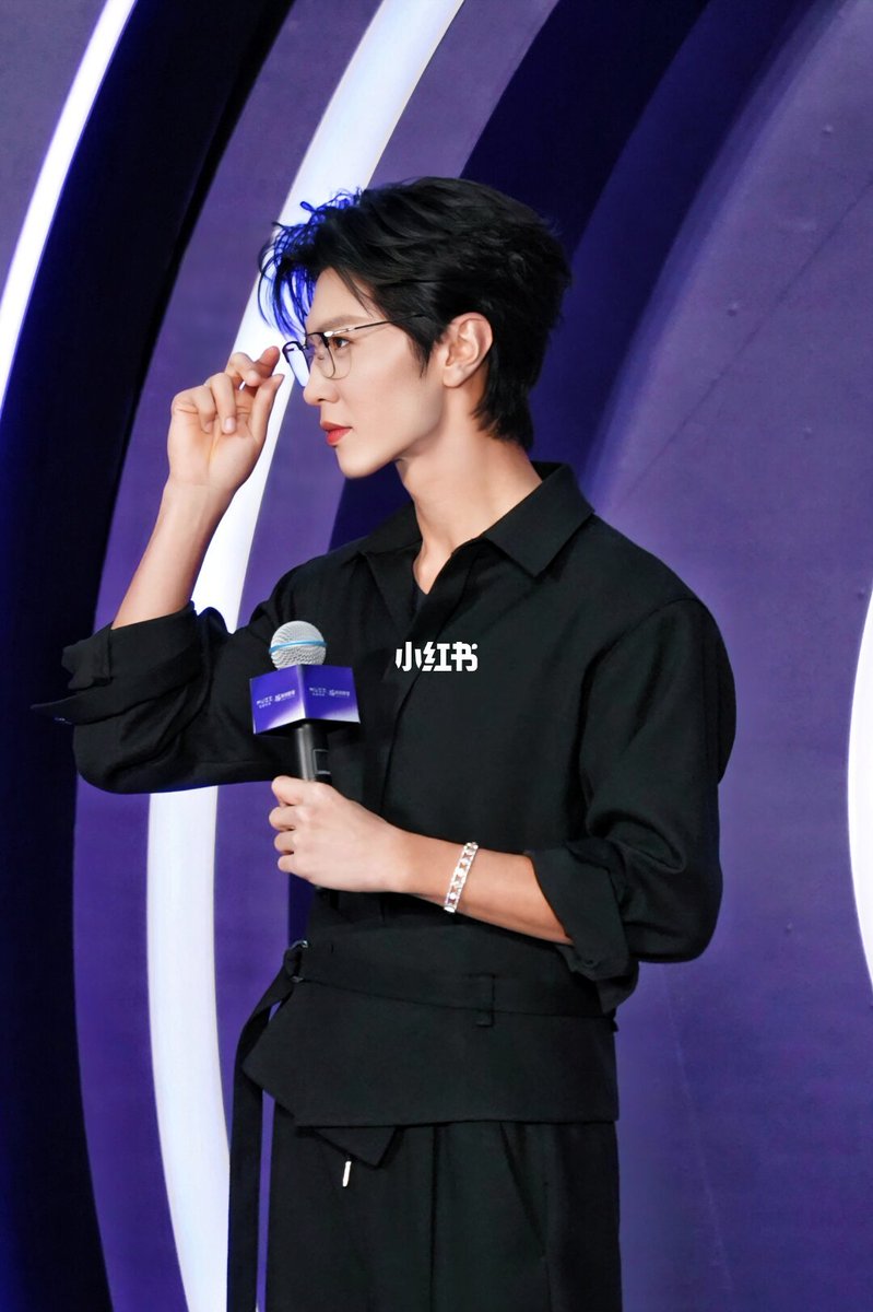 chenzheyuanbao's tweet photo. Chen Zheyuan x MUEE

Looking insanely gorgeous in that MUEE glasses.

#ChenZheyuan #陈哲远 https://t.co/14O4PlFx17