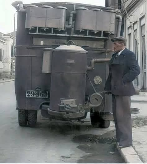 bresson_cartier's tweet photo. Γκαζοζεν!!Η πατέντα για να κινούνται τα μέσα μαζικής μεταφοράς κατά την διάρκεια της Κατοχής και για 2-3 χρόνια μετά. Εκκινούντο με καύση ξύλου η κάρβουνου, λόγω έλλειψης βενζίνης. Έβγαζαν πολύ καπνό και πολλές φορές στις ανηφόρες έπρεπε να σπρώξουν οι επιβάτες για να τις ανέβει. https://t.co/YO3gDpf3rd