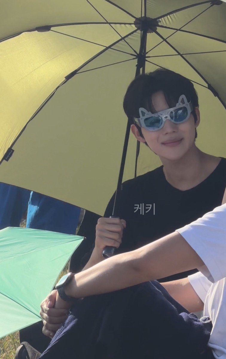 kekizzzzz's tweet photo. 어 .. 폰하다가 고개들었더니
옆쪽 돗자리에 문상민씨가 저 앤팀안경을 쓰고 인자한 미소를 짓고 계심 https://t.co/1OpLU6Kf3t