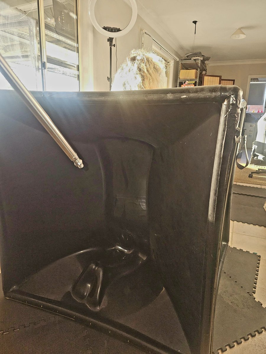 shinybk's tweet photo. @NoirLatex has been hard at work building a VacCube. 

One of the few in the world that use an airtight zipper for entry. 

This was the first test, and it was way better than we expected. The only vacuum loss we got was when the vacuum is off (we don't have a ball valve yet). https://t.co/X6AzWVMlfN