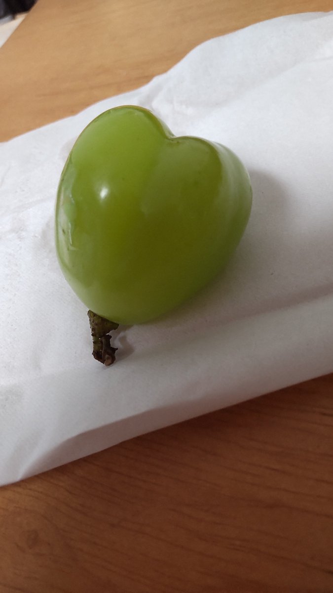 yoshikohha's tweet photo. ハート❣️のマスカット🍇 https://t.co/VuaGaOltQg