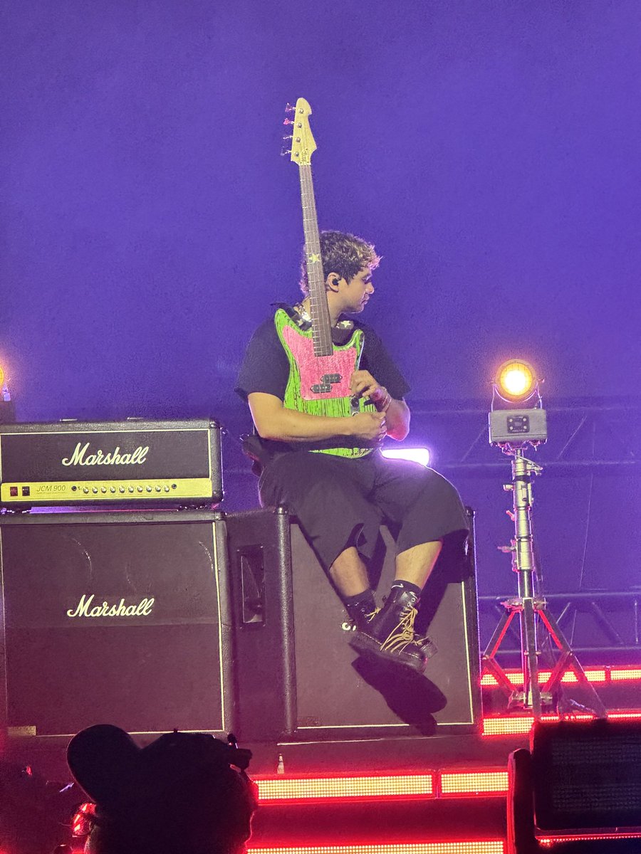 sheskindasad's tweet photo. o calum sentadinho abraçado com o baixo é inofensivo e não pode te machucar https://t.co/eXqHfX8kXI