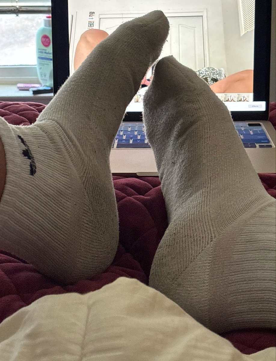 JCDS20's tweet photo. Follow gentle giant Sole Provider @S0lePr0vider and his beautiful SIZE 13 feet 🦶Just look at those socks and bare feet 😵‍💫 

#bigfeet #malefeet #malefootfetish #malefoot #manfeet https://t.co/lbrPmnStQn