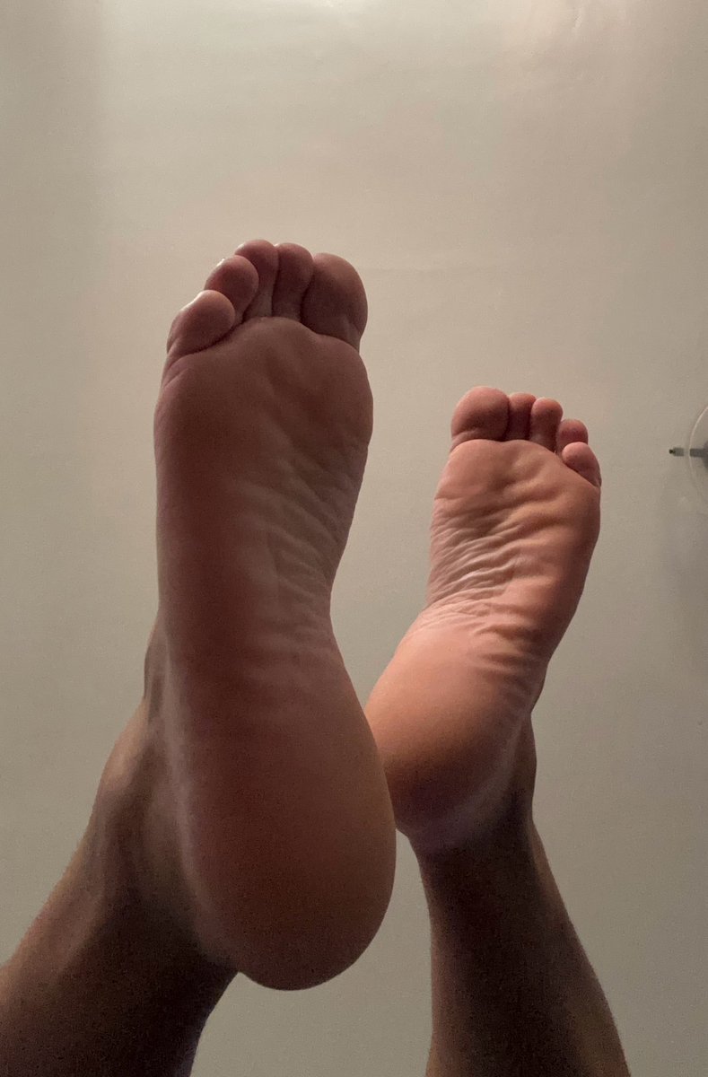 JCDS20's tweet photo. Follow gentle giant Sole Provider @S0lePr0vider and his beautiful SIZE 13 feet 🦶Just look at those socks and bare feet 😵‍💫 

#bigfeet #malefeet #malefootfetish #malefoot #manfeet https://t.co/lbrPmnStQn