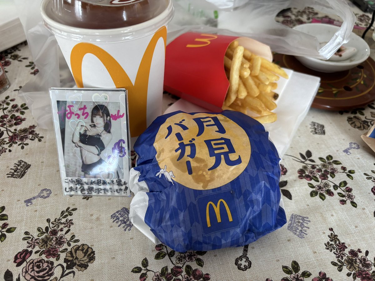 na2_7742's tweet photo. 月見バーガー二回目🌙
これだけ何回食べても飽きない笑
#春蝶 https://t.co/MuA4NUdrBw