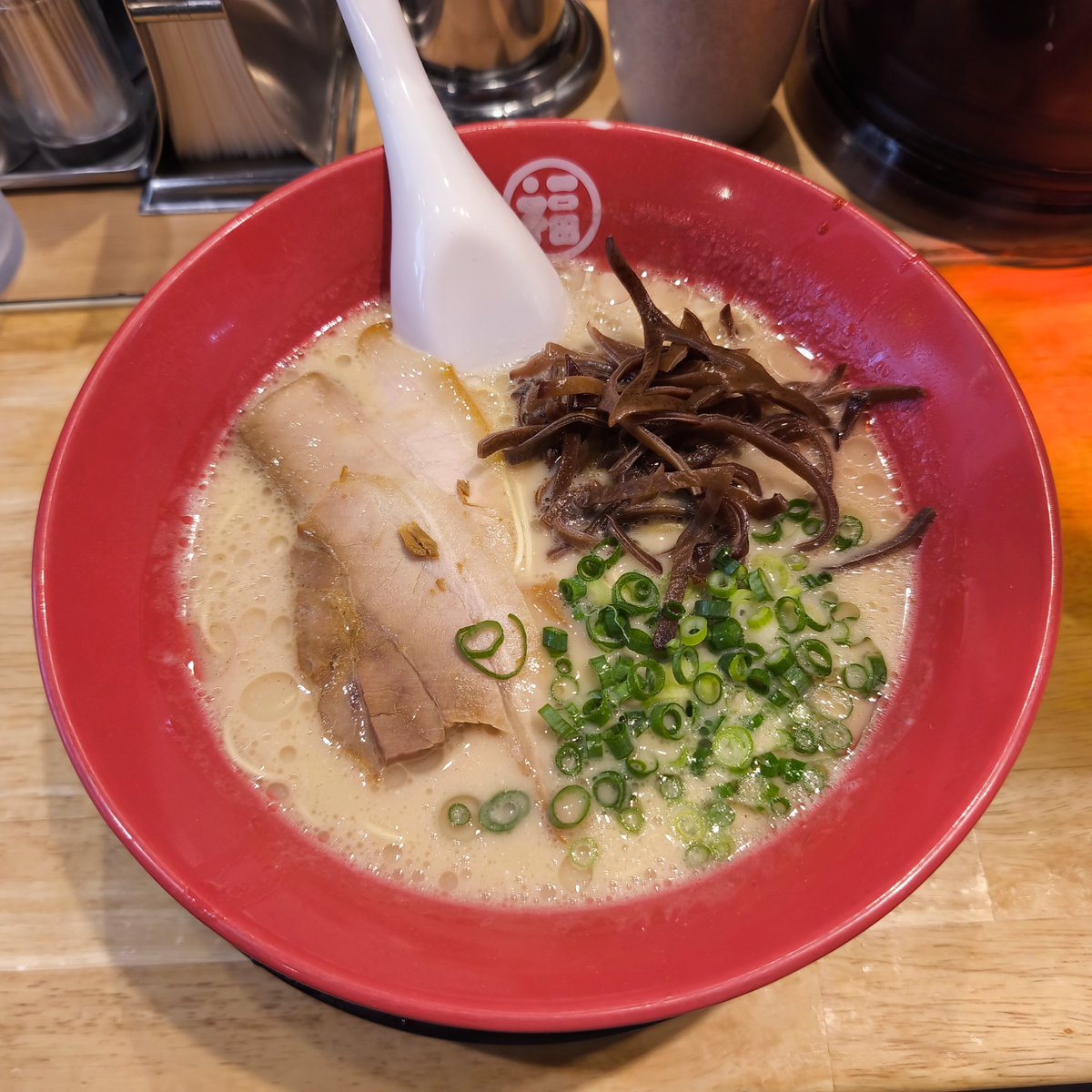 ttk_infomation's tweet photo. 豚骨らーめん 福の軒 秋葉原店

特製ラーメン　630円

この立地でこの値段で
このクオリティは素晴らしき👍

あんまり無理しないでくださいね😉

03-3256-5605
東京都千代田区神田佐久間町1-19 
https://t.co/LktgUW6x1k https://t.co/5Fo7n5FEFw