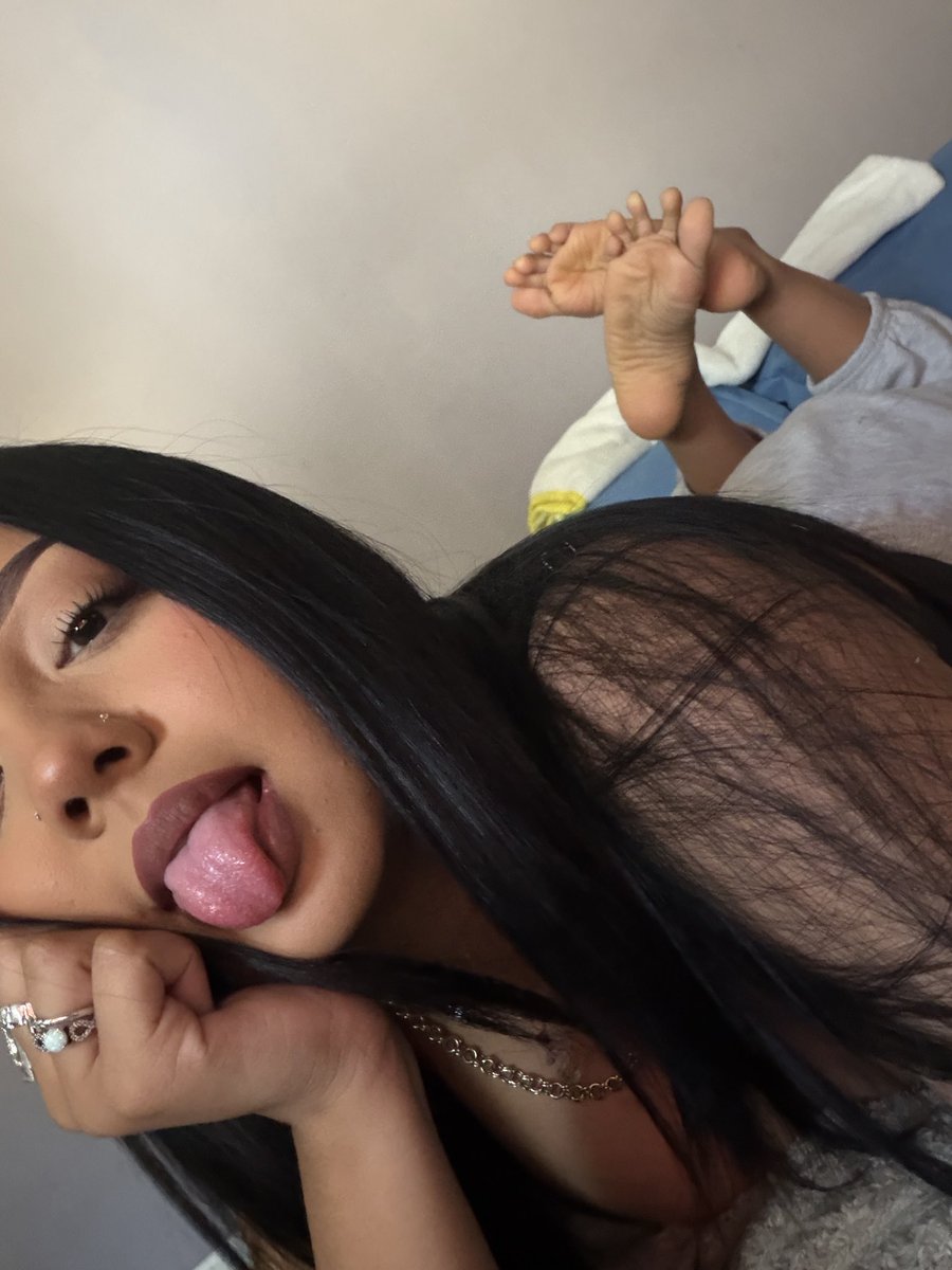 PrincessSammy05's tweet photo. u wanna lick my soles? 👅👣
#soles #nsfwtwtًً  #latina https://t.co/uj8jdkKNCq