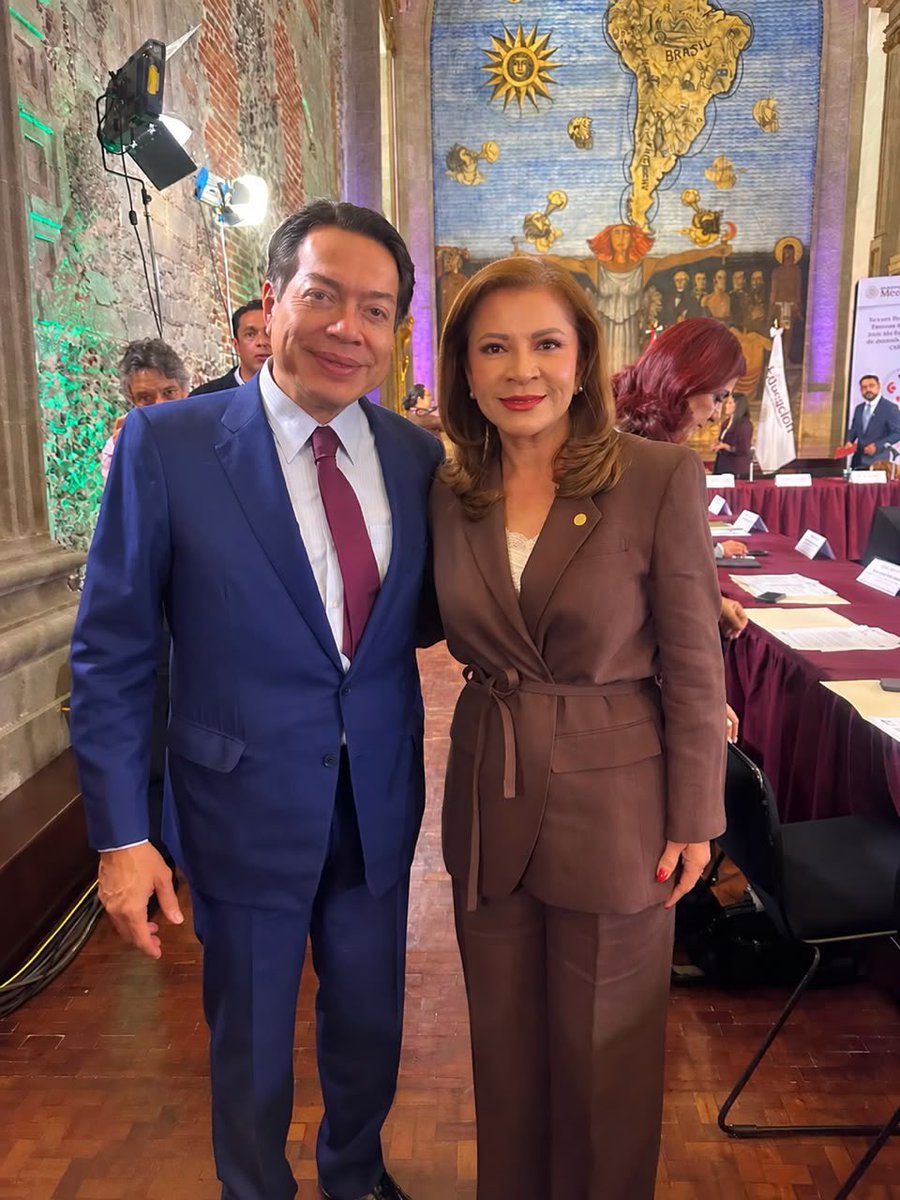 GloriaHimelda01's tweet photo. Hoy participé en la Tercera Reunión Nacional Plenaria Extraordinaria del #CONAEDU, junto a las autoridades educativas del país y encabezada por el Secretario de Educación Pública @mario_delgado 🇲🇽📚
En este encuentro acordamos fortalecer entornos escolares que favorezcan el aprendizaje y el bienestar de nuestras niñas, niños y jóvenes, incluyendo la regulación del uso de celulares durante la jornada escolar y el impulso de la estrategia “El ABC de las Emociones” para fortalecer la salud mental de adolescentes. 📲🧠💙
Desde Sinaloa, seguimos sumando esfuerzos por una educación que transforme y forme integralmente. 🙌🏻